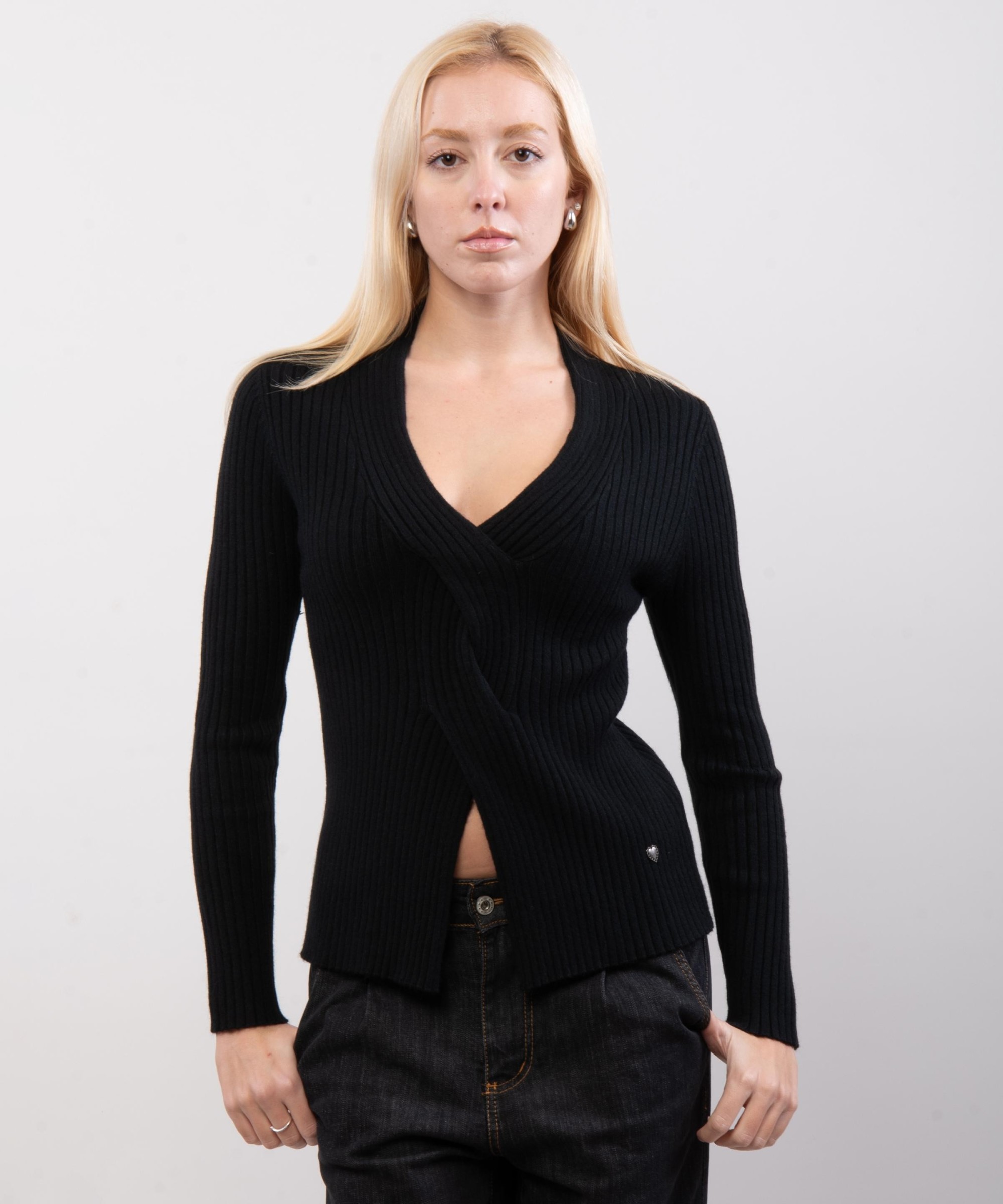 maglione a coste con scollo a treccia