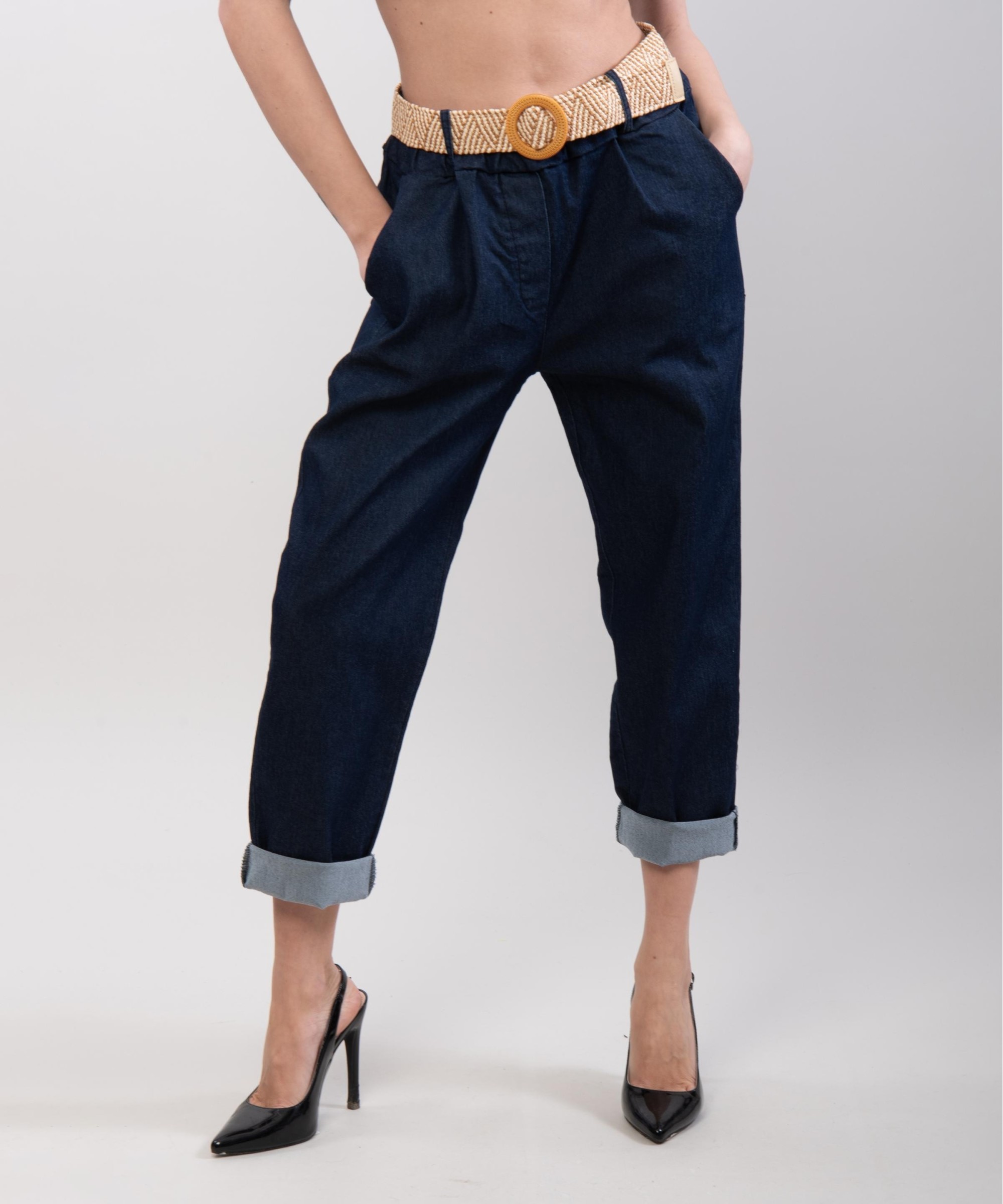 pantaloni jeans con cinture