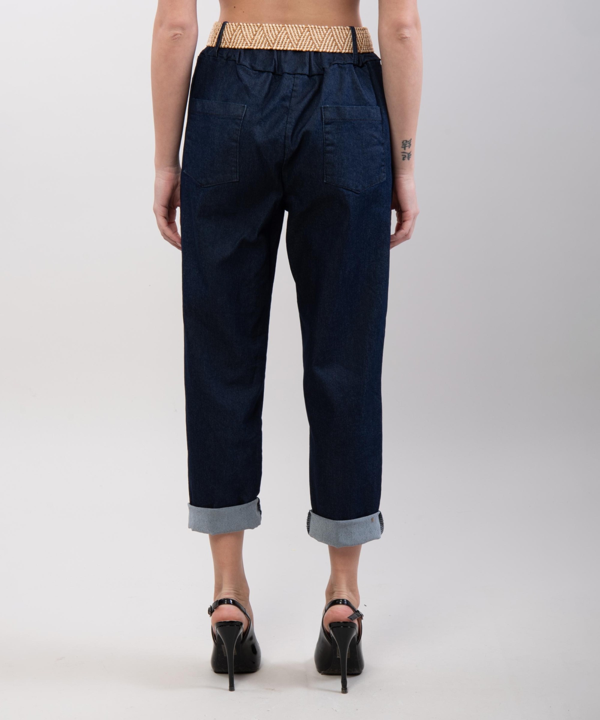 pantaloni jeans con cinture