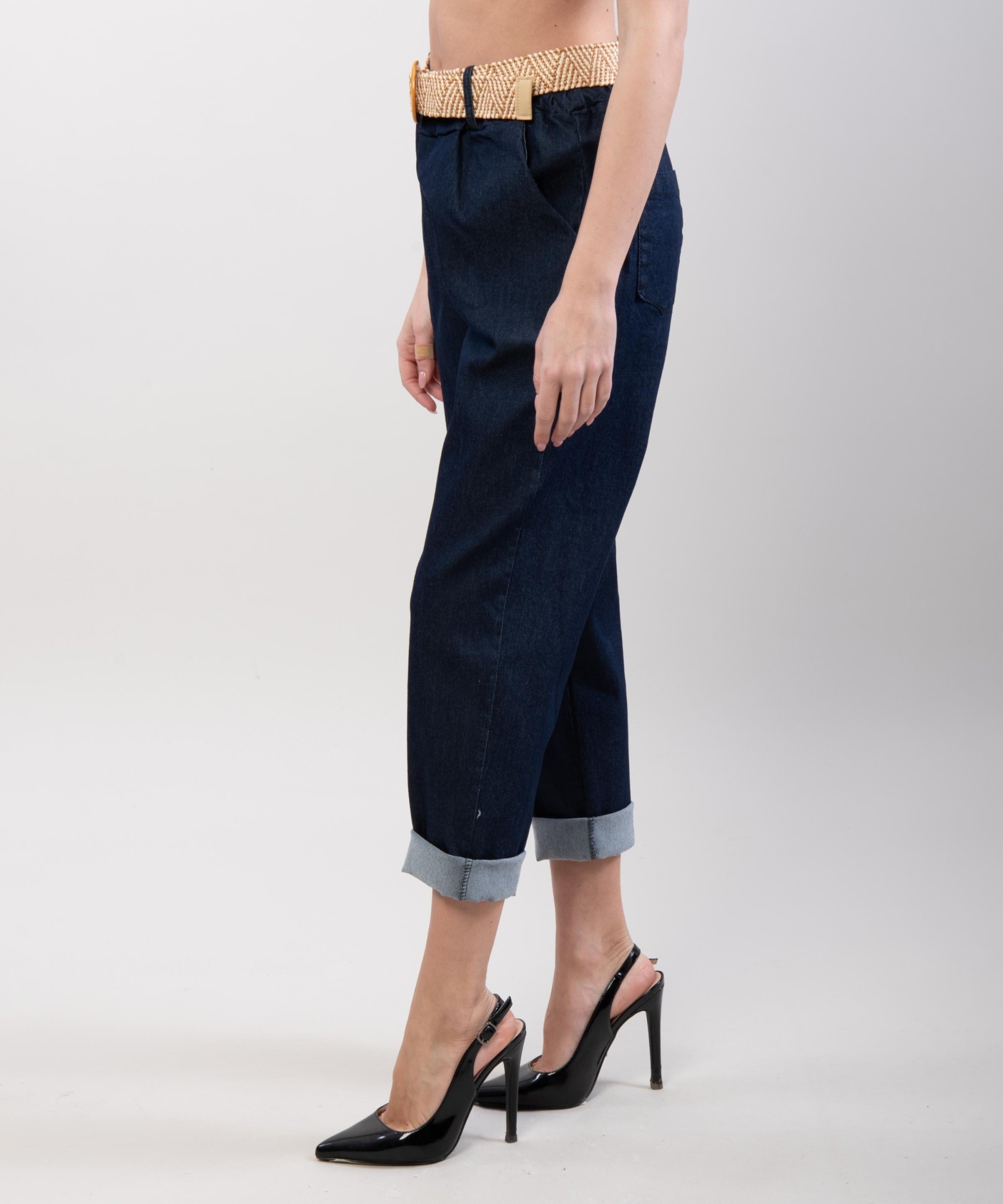 pantaloni jeans con cinture