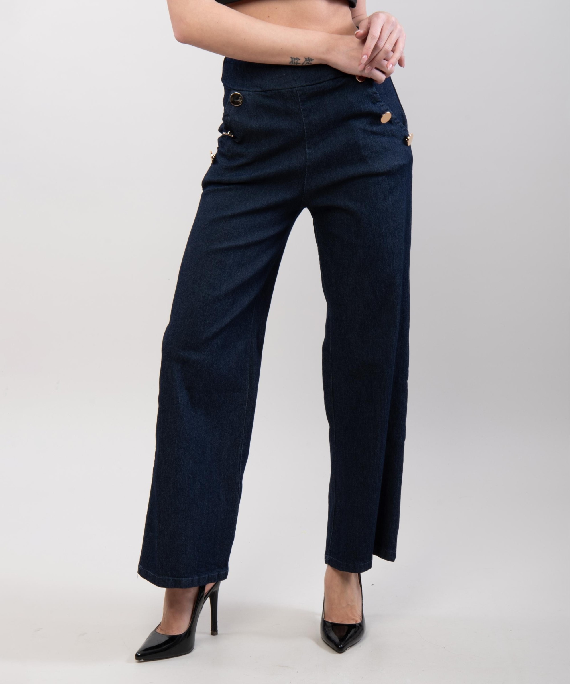 pantaloni jeans con bottone