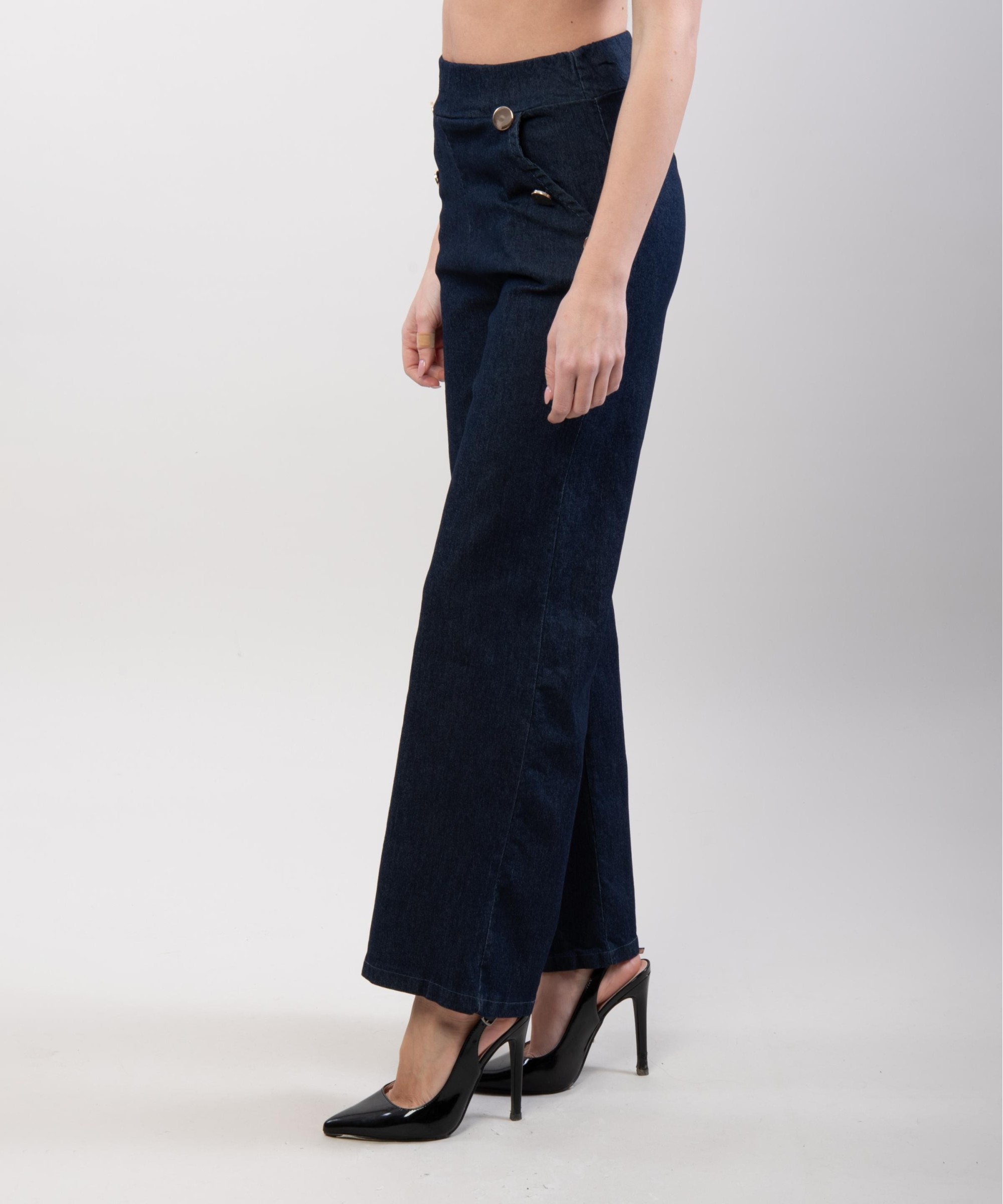 pantaloni jeans con bottone
