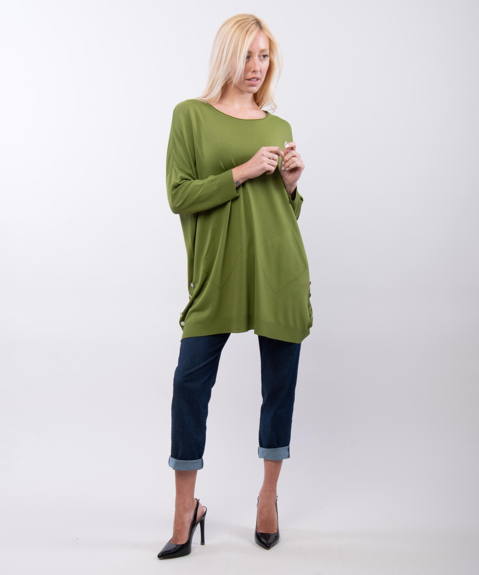 Maglia con tasche e bottoni laterali