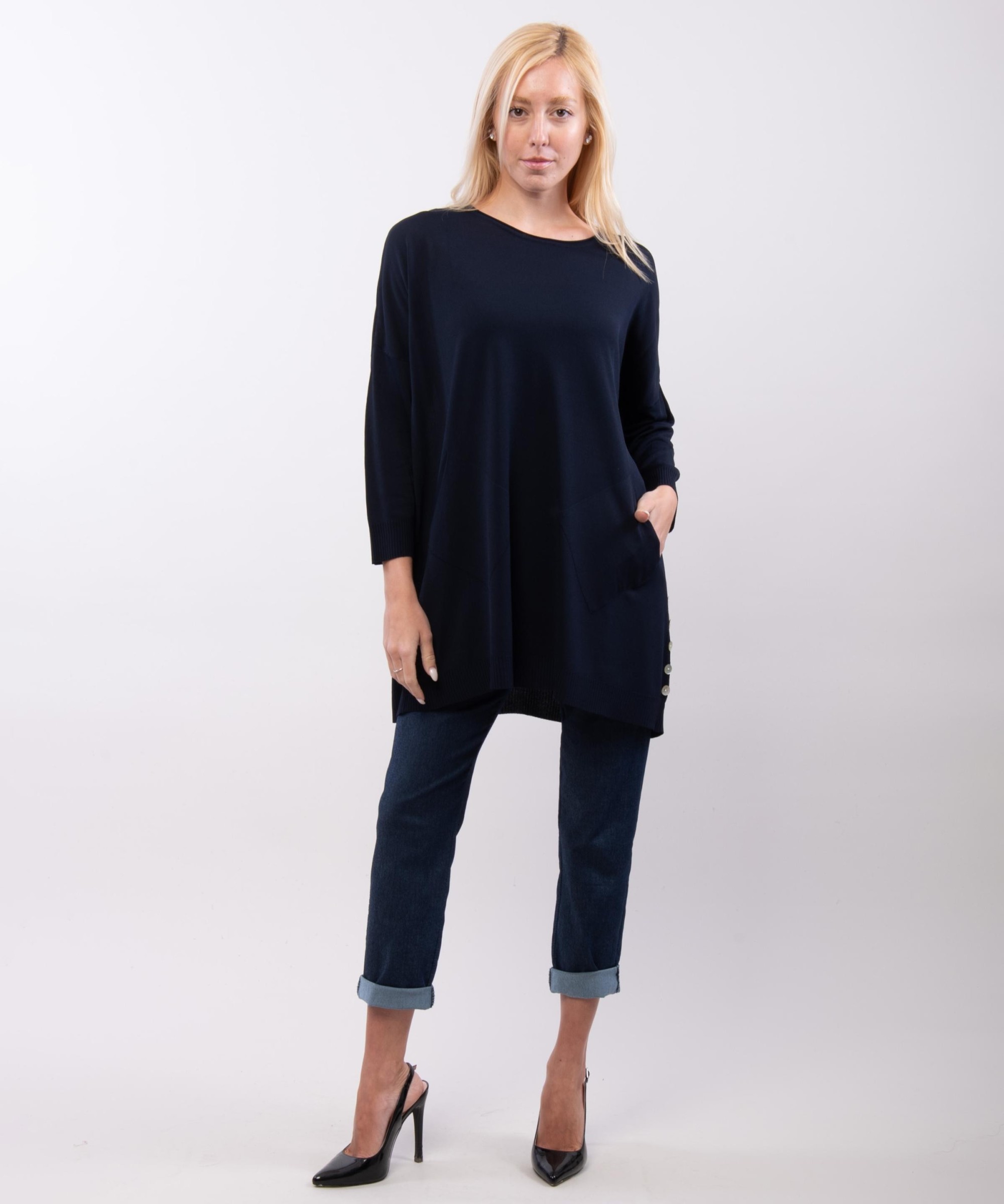 Maglia con tasche e bottoni laterali