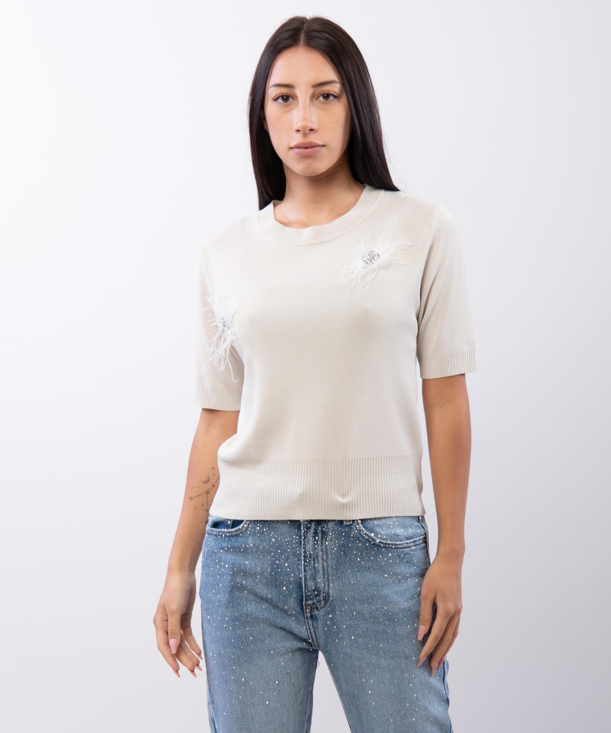 Maglia Maniche Corte con Dettaglio Strass e Piume