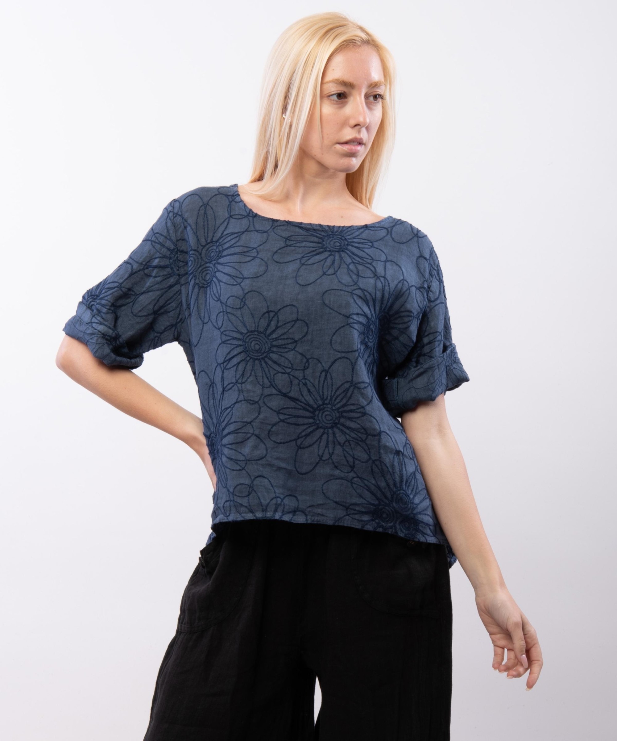 Maglia con ricamo filo blu