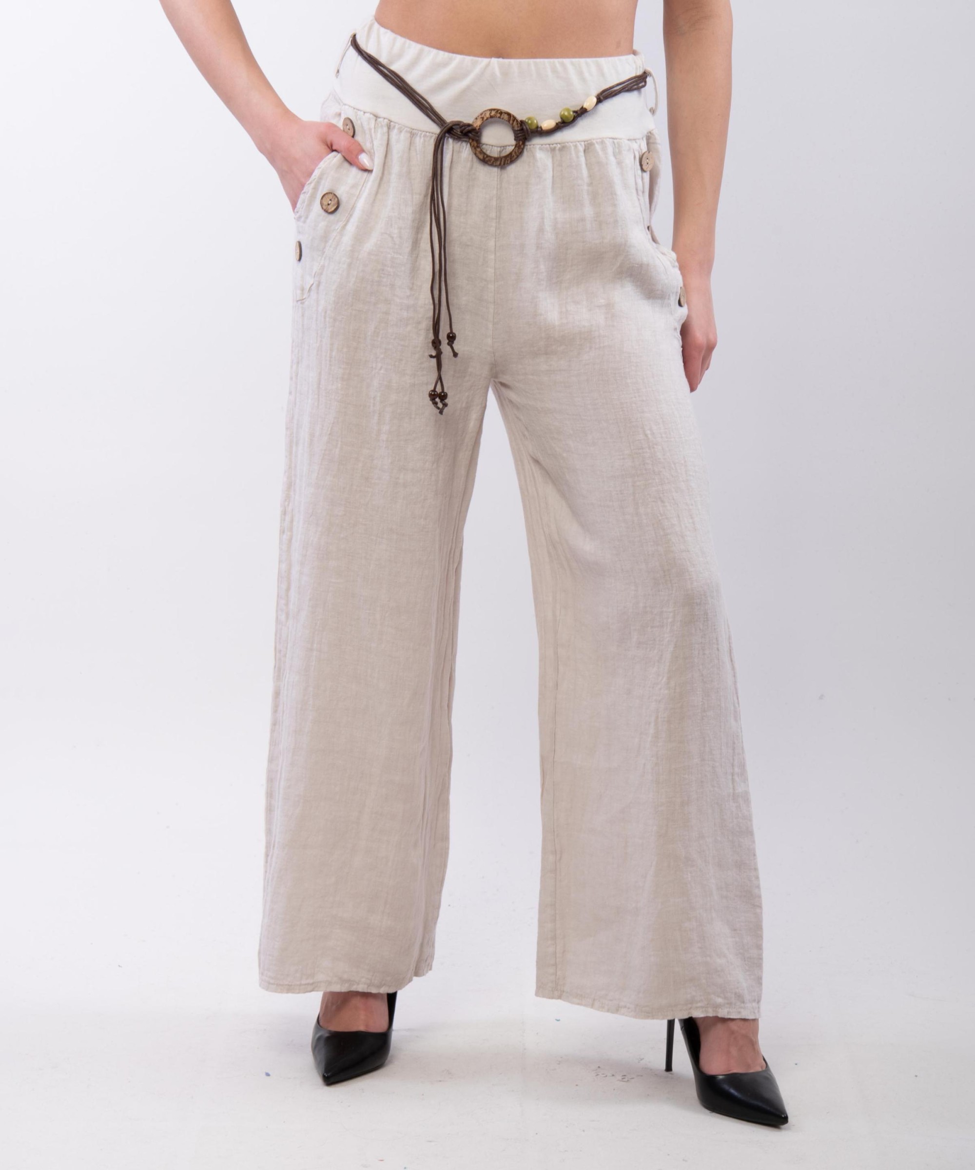 Pantalone con bottoni sulle tasche