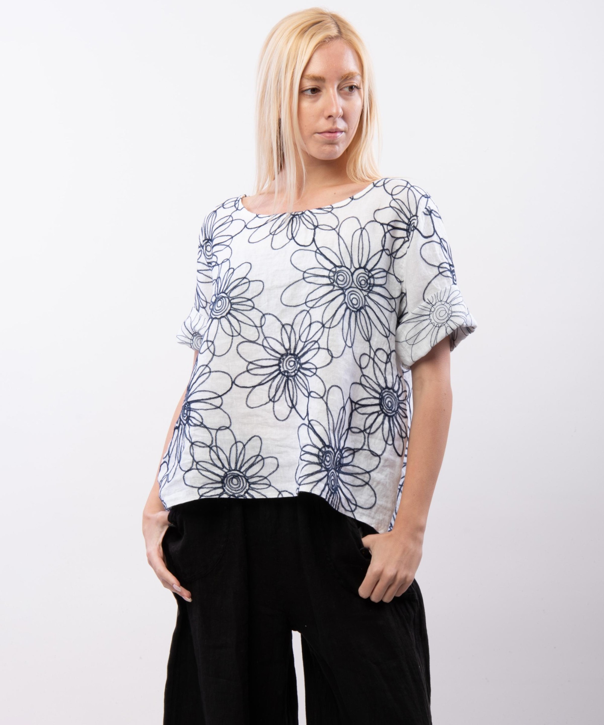 Maglia con ricamo filo blu
