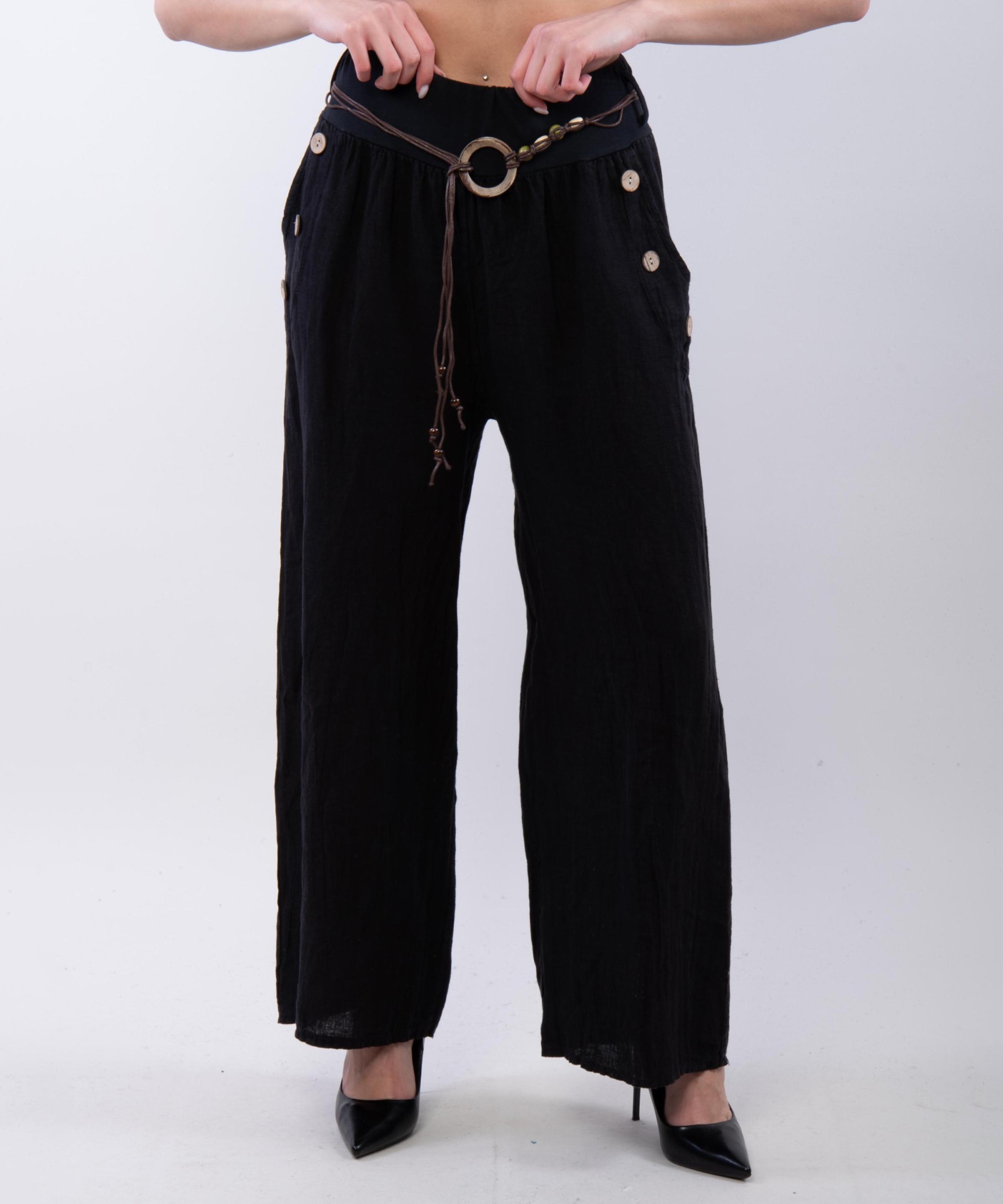 Pantalone con bottoni sulle tasche