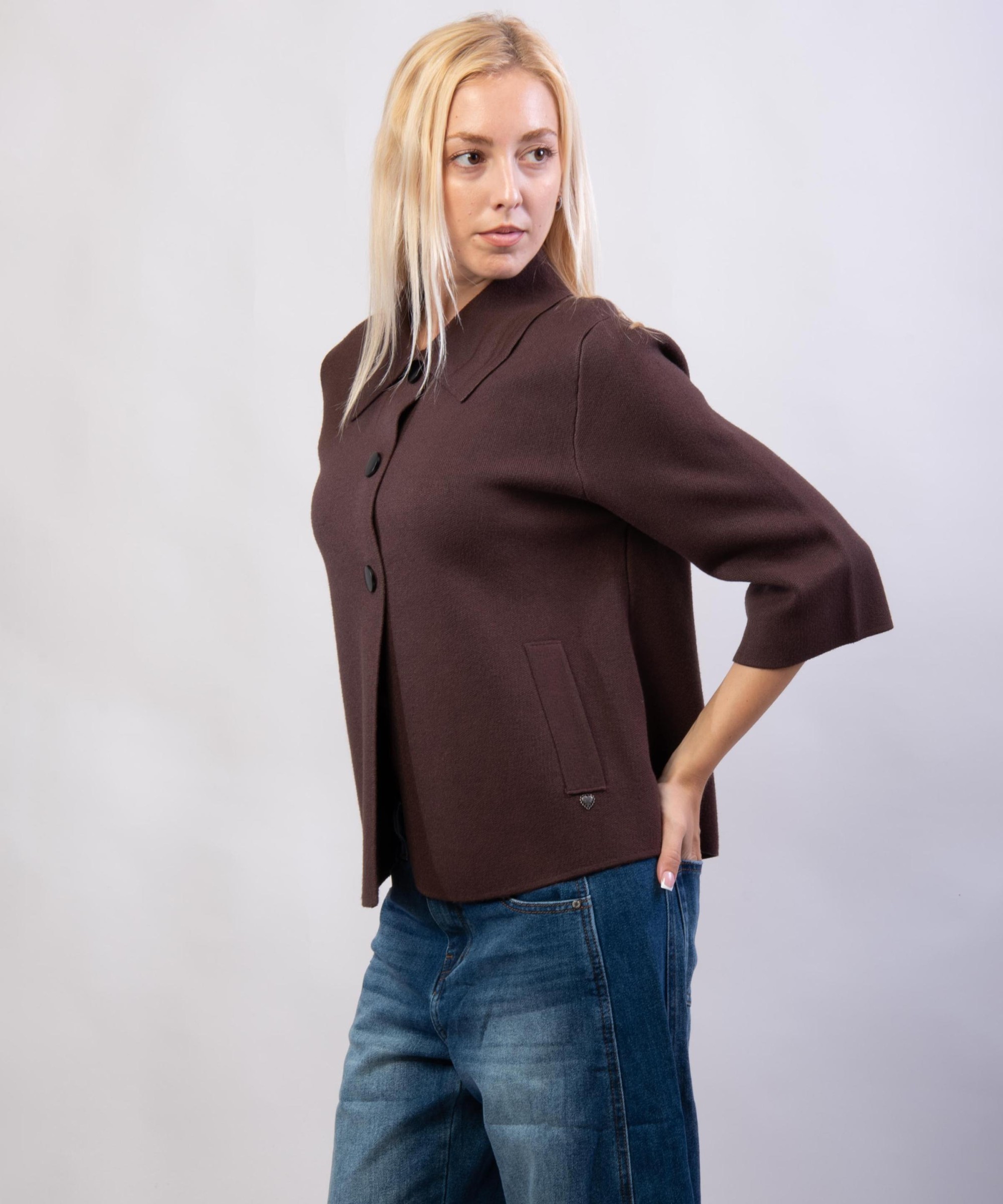 giacca in maglia con bottoni grandi