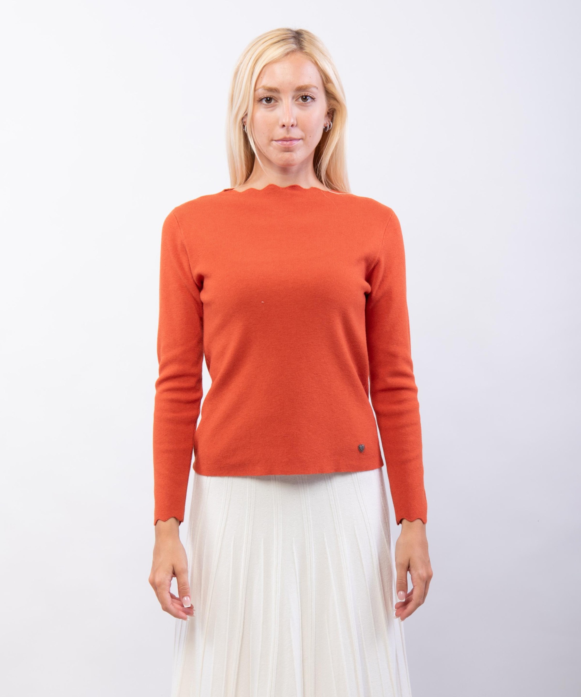 Maglione con collo e orlo delle maniche ondulate