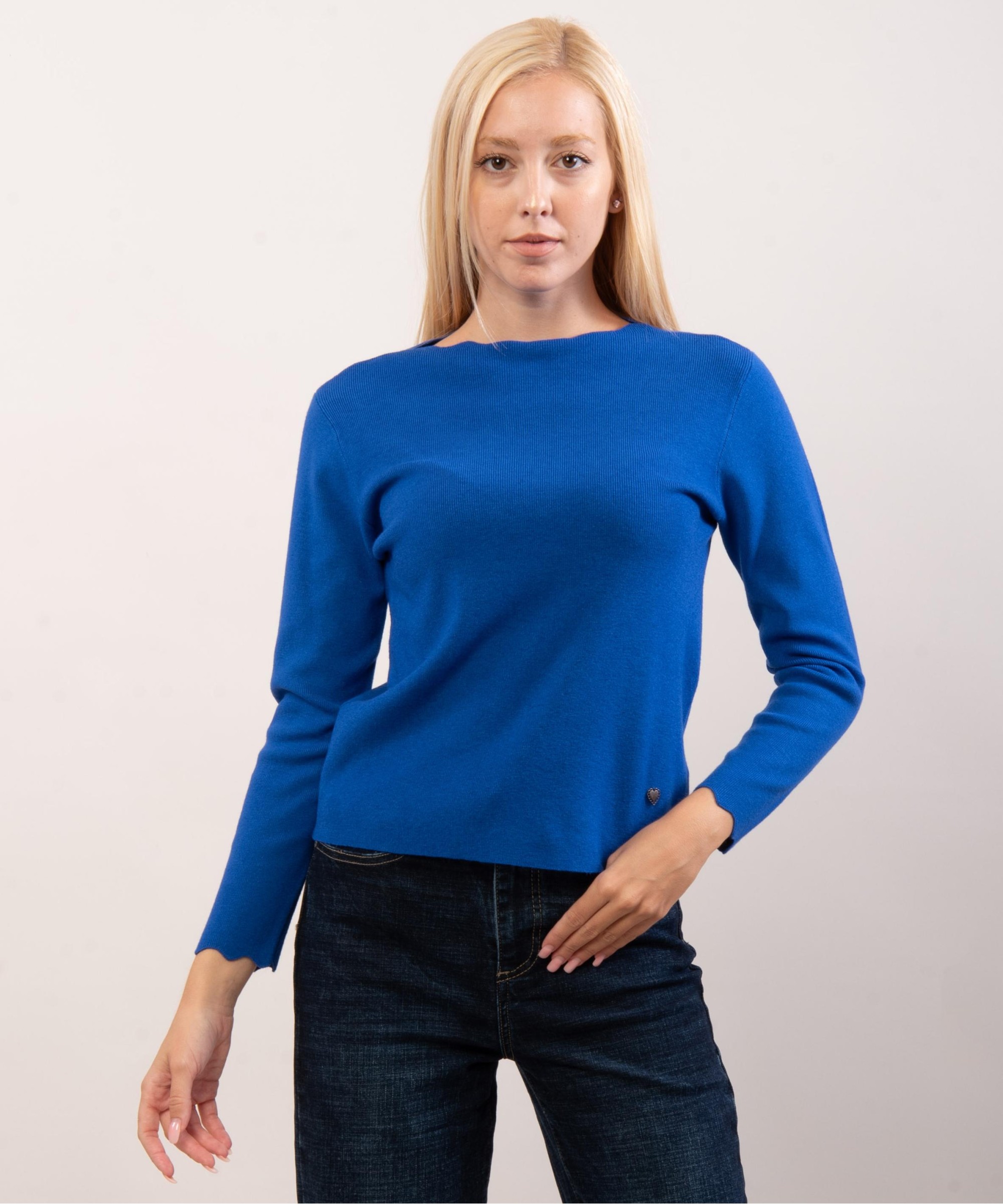 Maglione con collo e orlo delle maniche ondulate