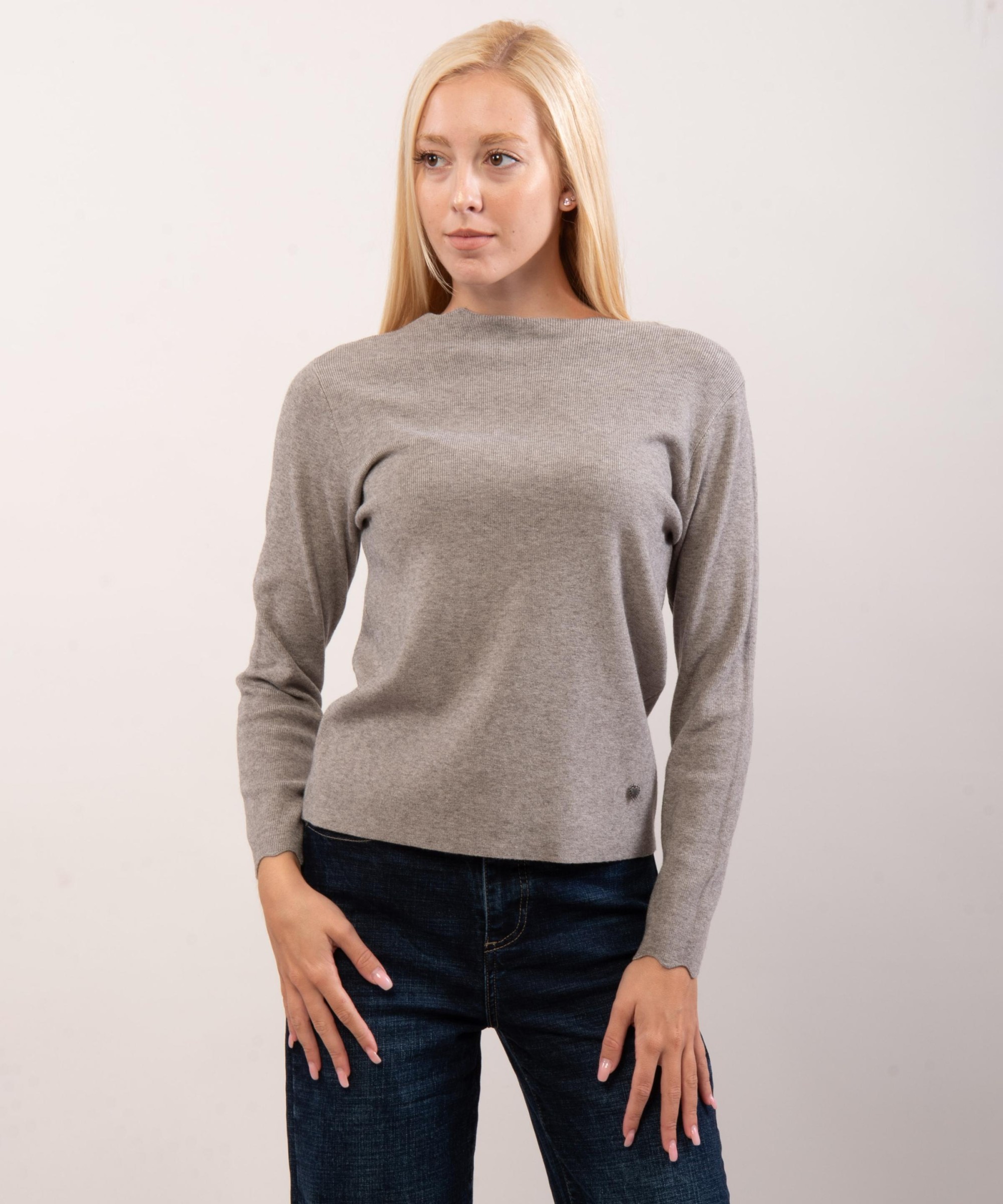 Maglione con collo e orlo delle maniche ondulate