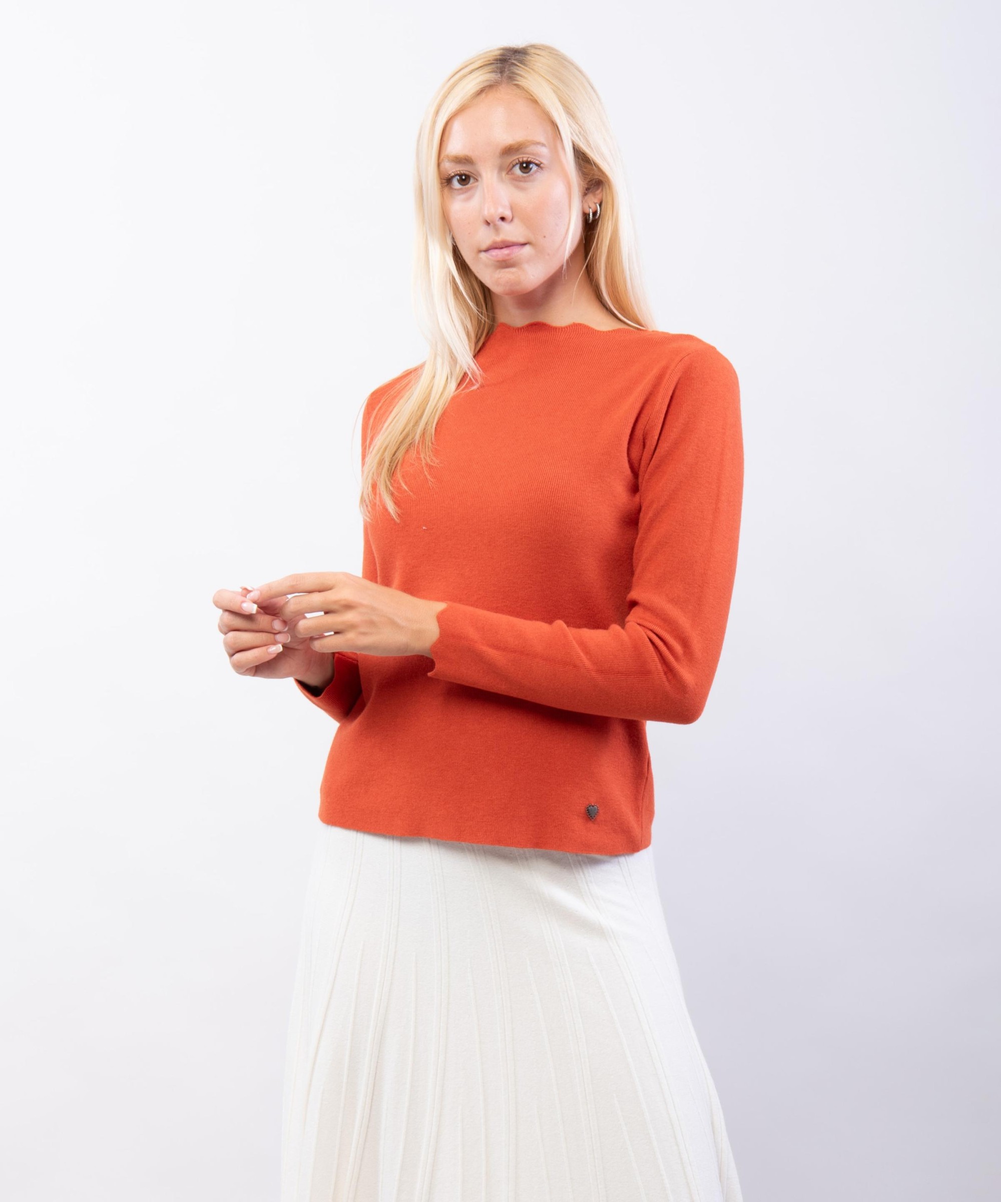 Maglione con collo e orlo delle maniche ondulate