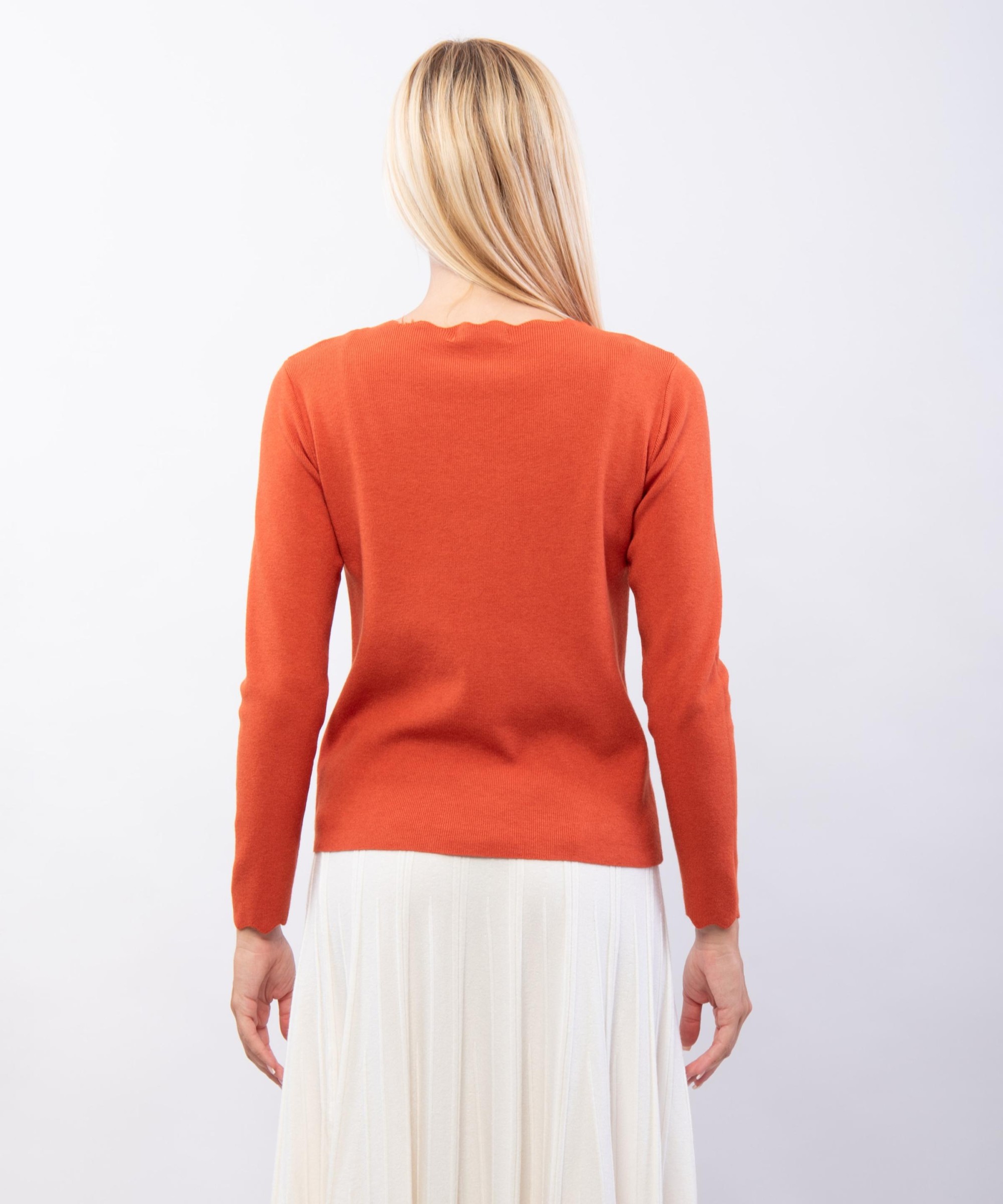 Maglione con collo e orlo delle maniche ondulate