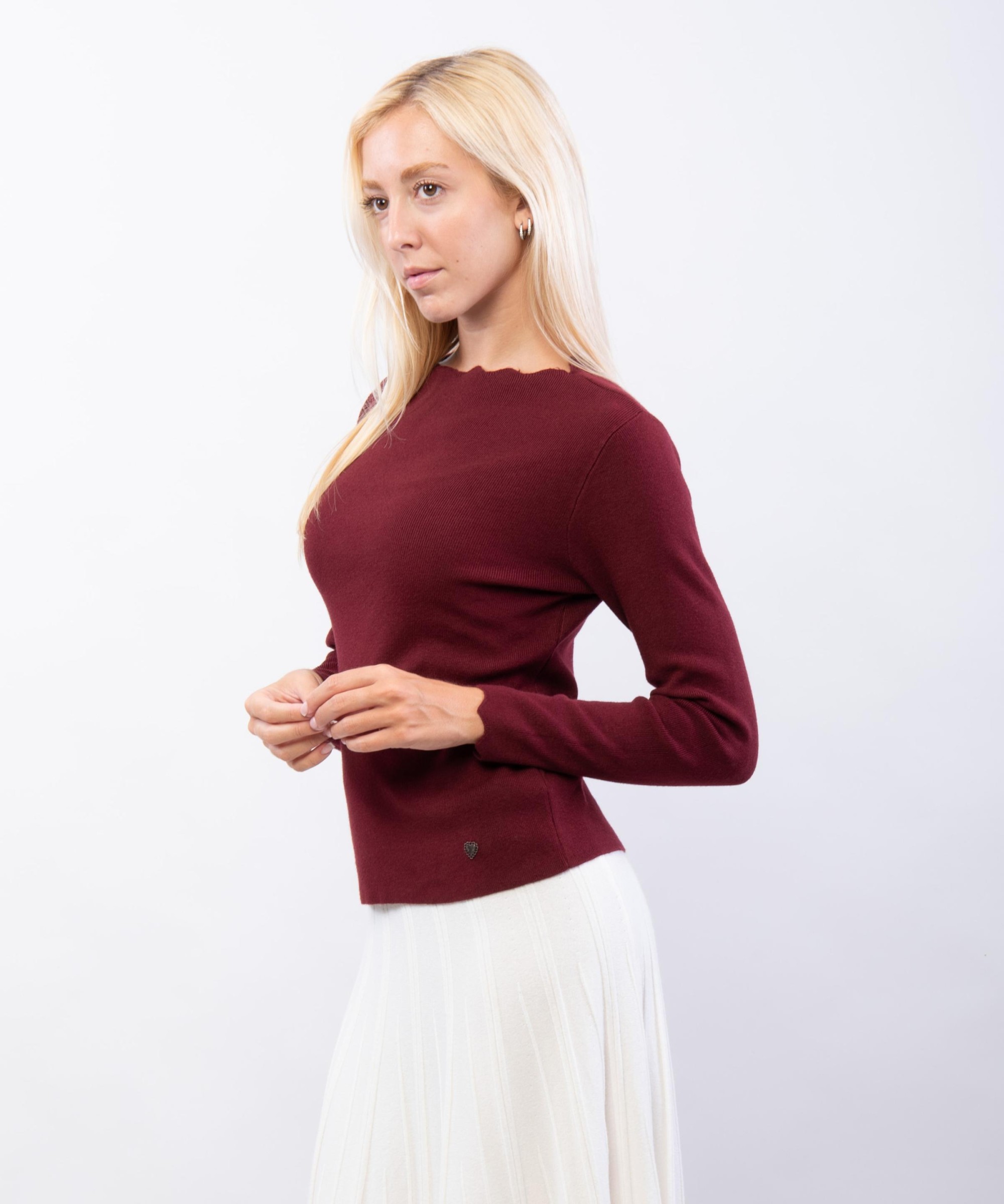 Maglione con collo e orlo delle maniche ondulate