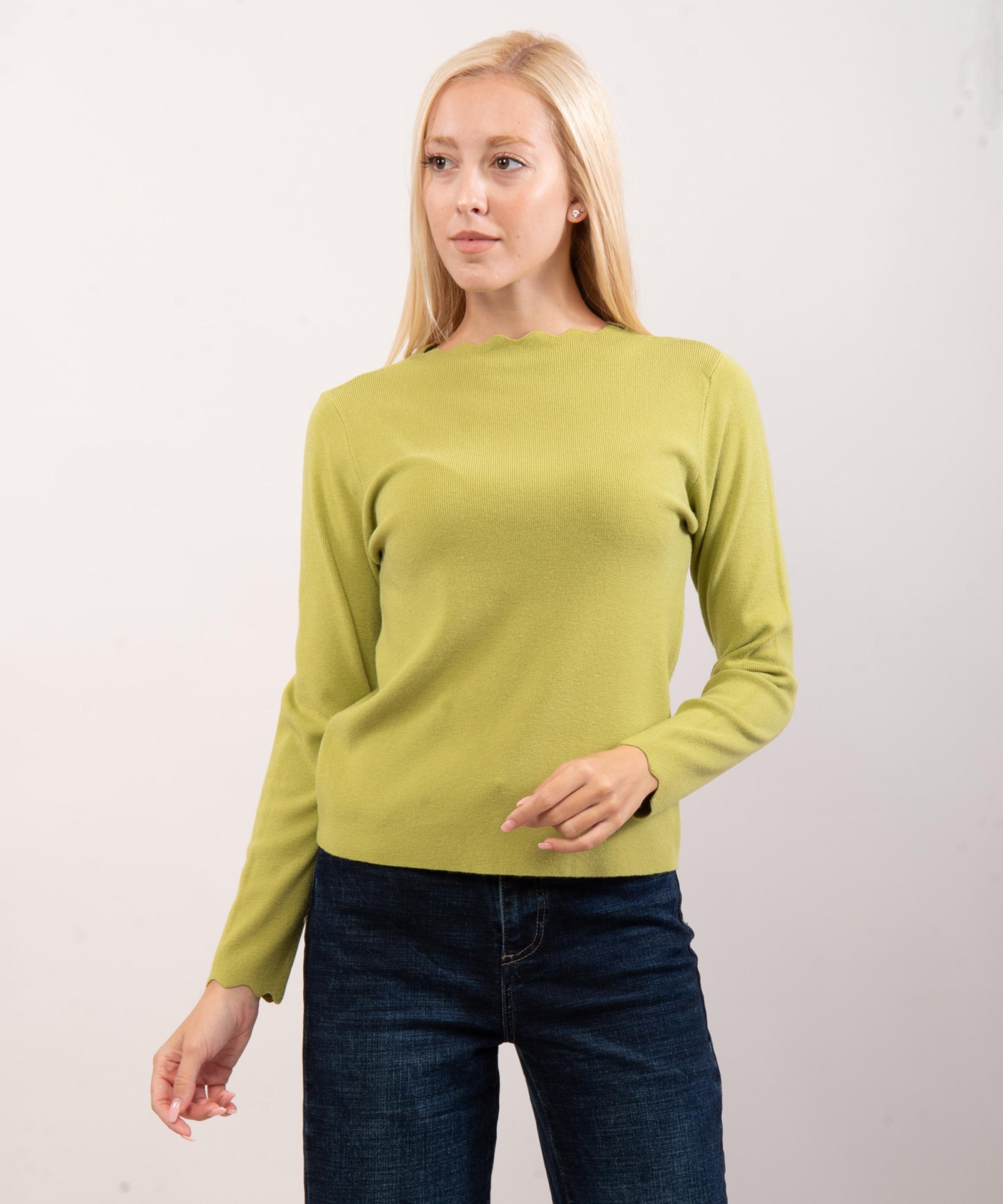 Maglione con collo e orlo delle maniche ondulate