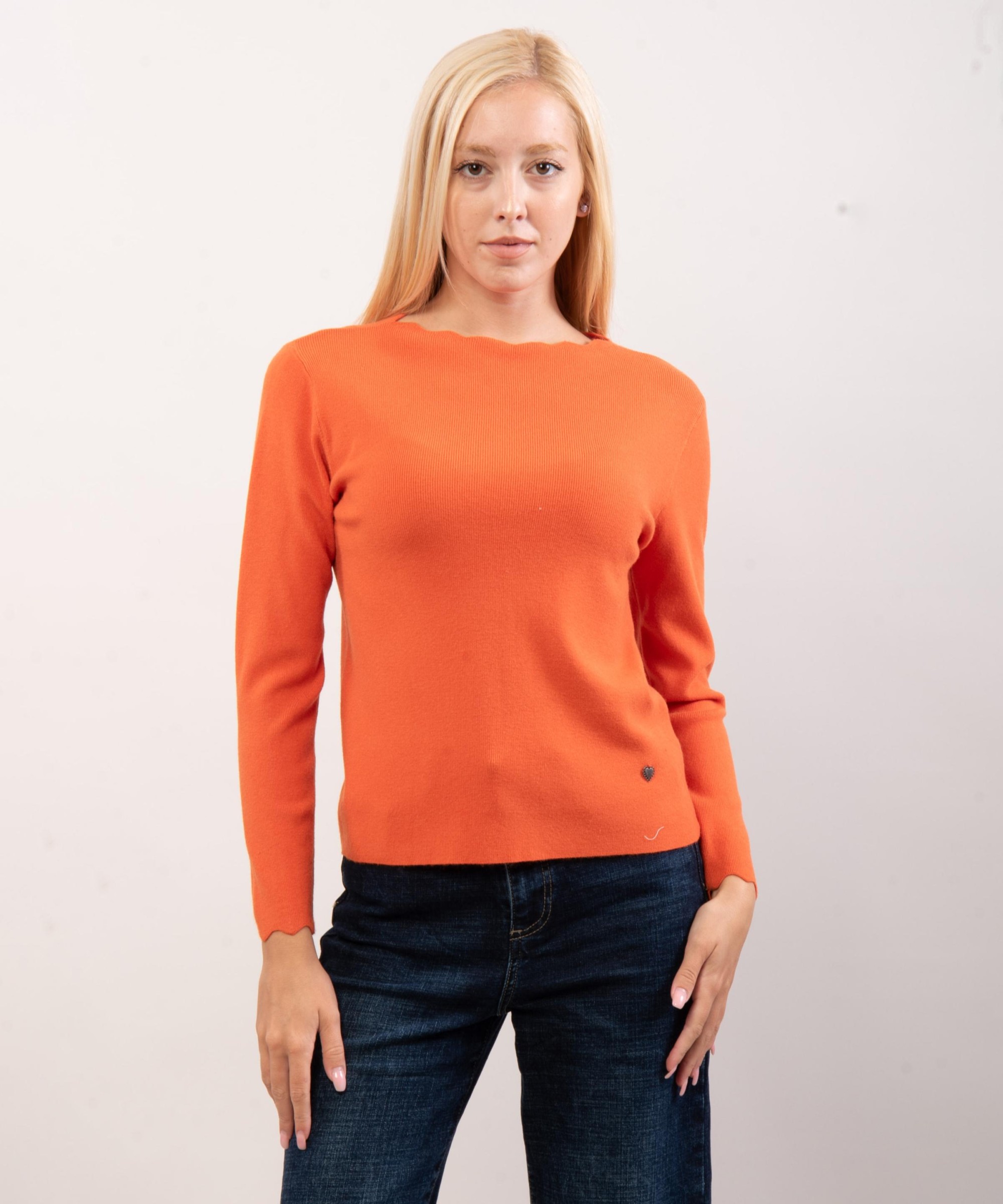Maglione con collo e orlo delle maniche ondulate
