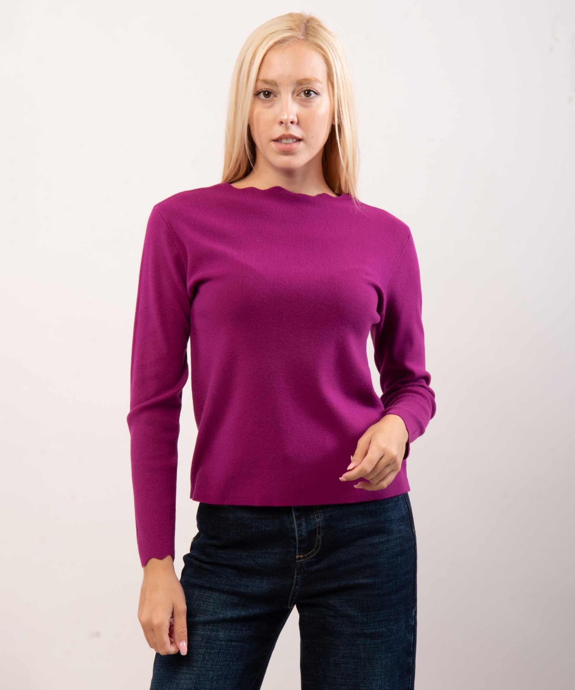 Maglione con collo e orlo delle maniche ondulate