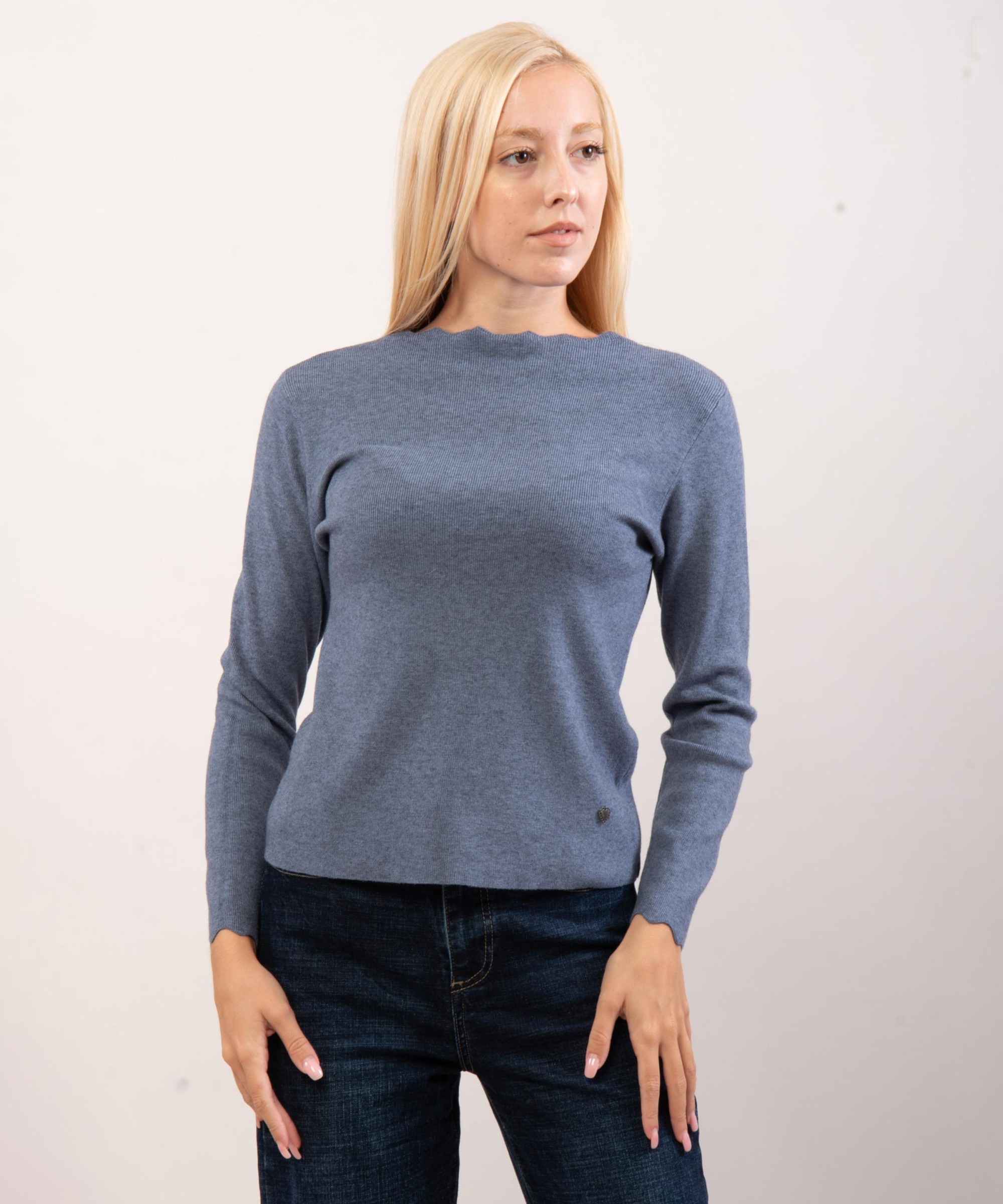 Maglione con collo e orlo delle maniche ondulate
