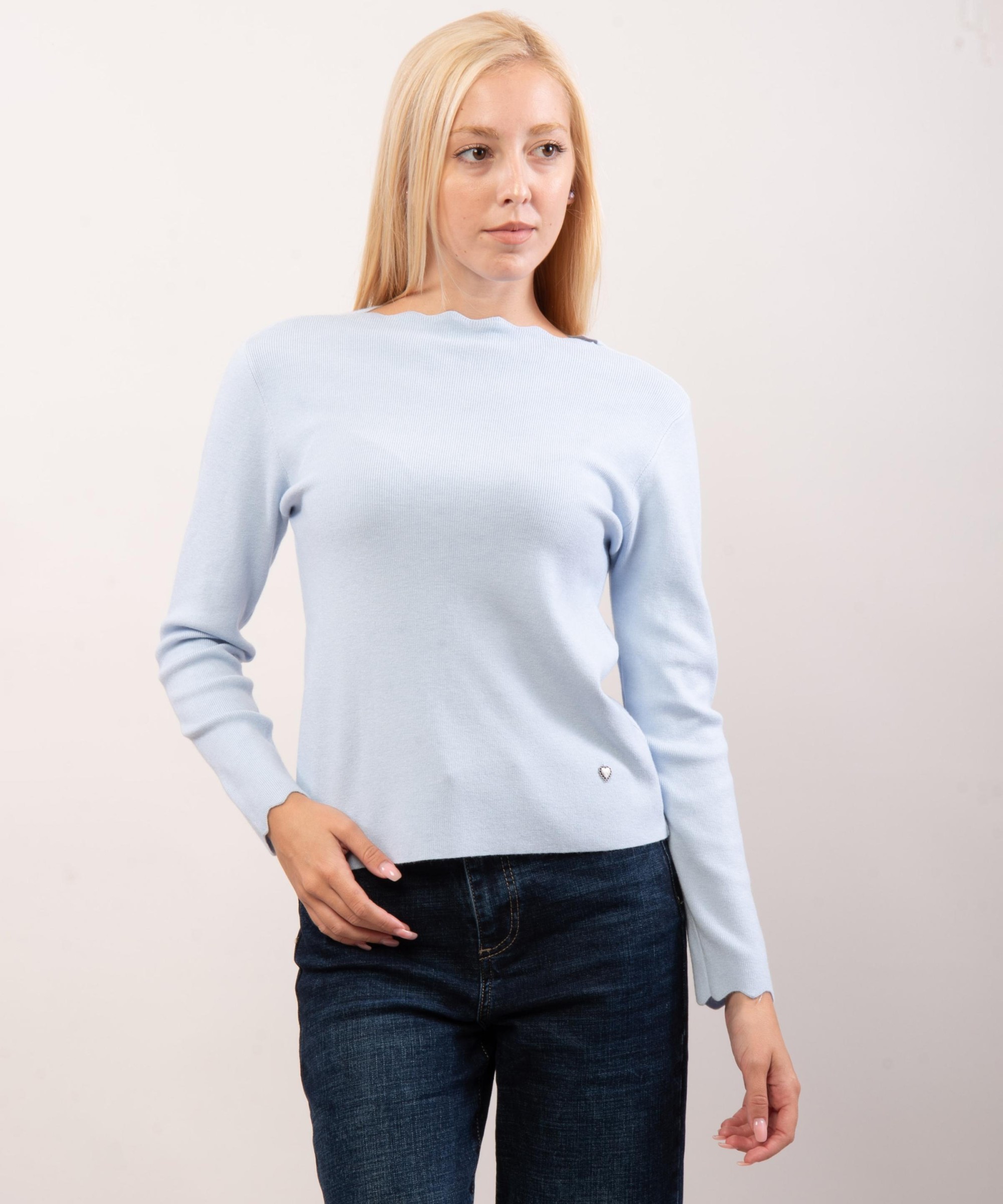 Maglione con collo e orlo delle maniche ondulate