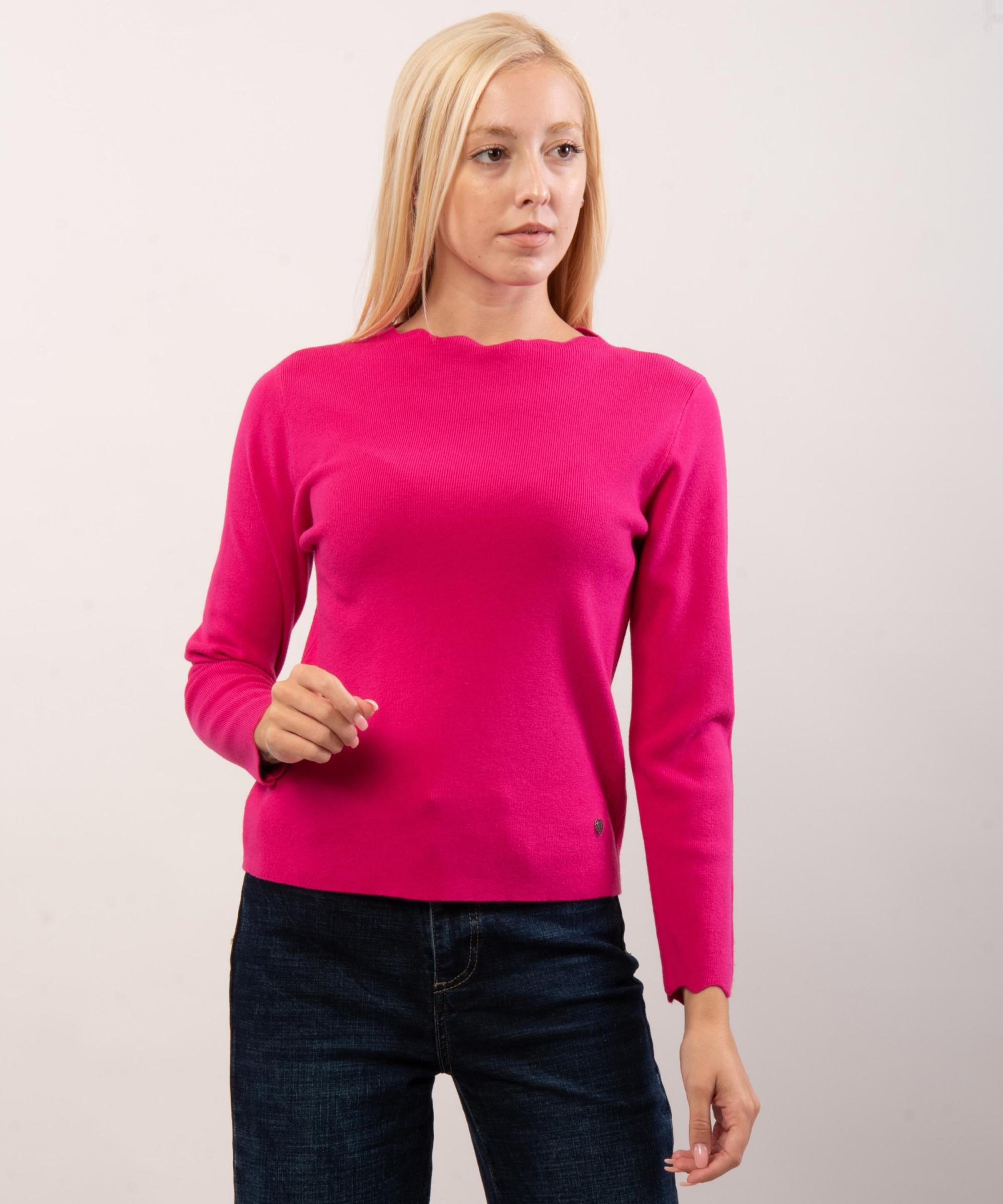 Maglione con collo e orlo delle maniche ondulate