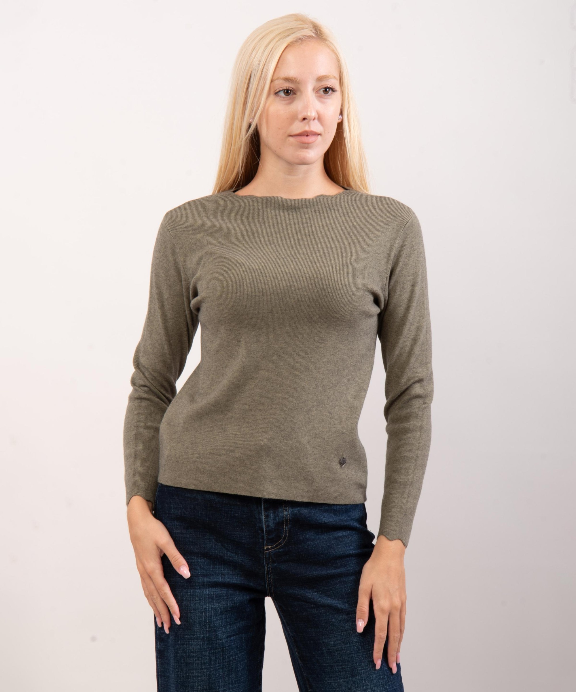 Maglione con collo e orlo delle maniche ondulate