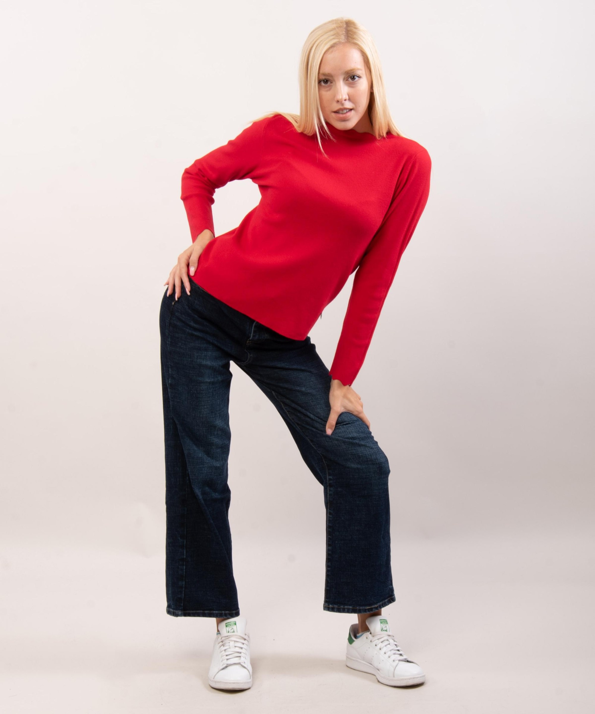 Maglione con collo e orlo delle maniche ondulate