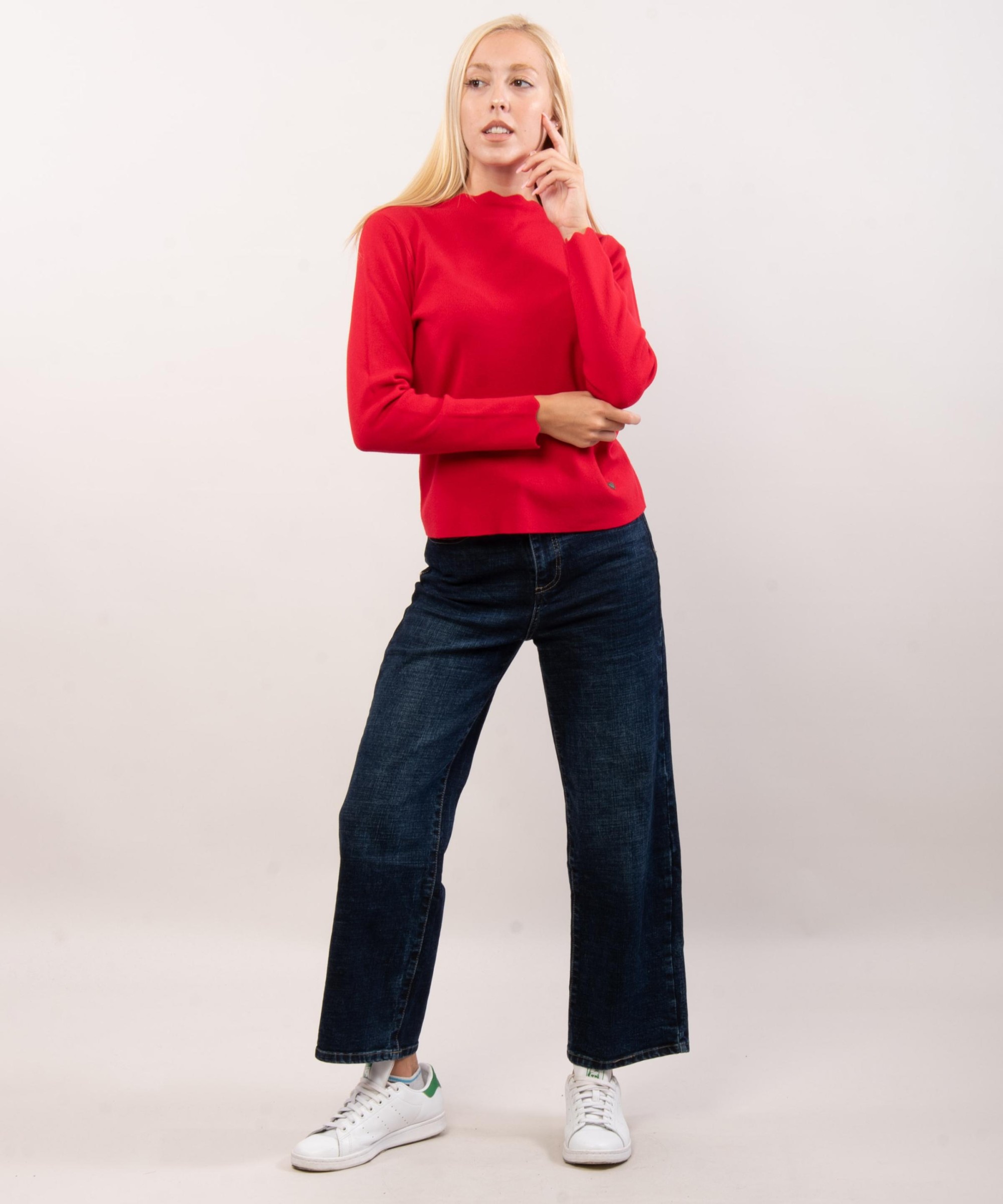 Maglione con collo e orlo delle maniche ondulate