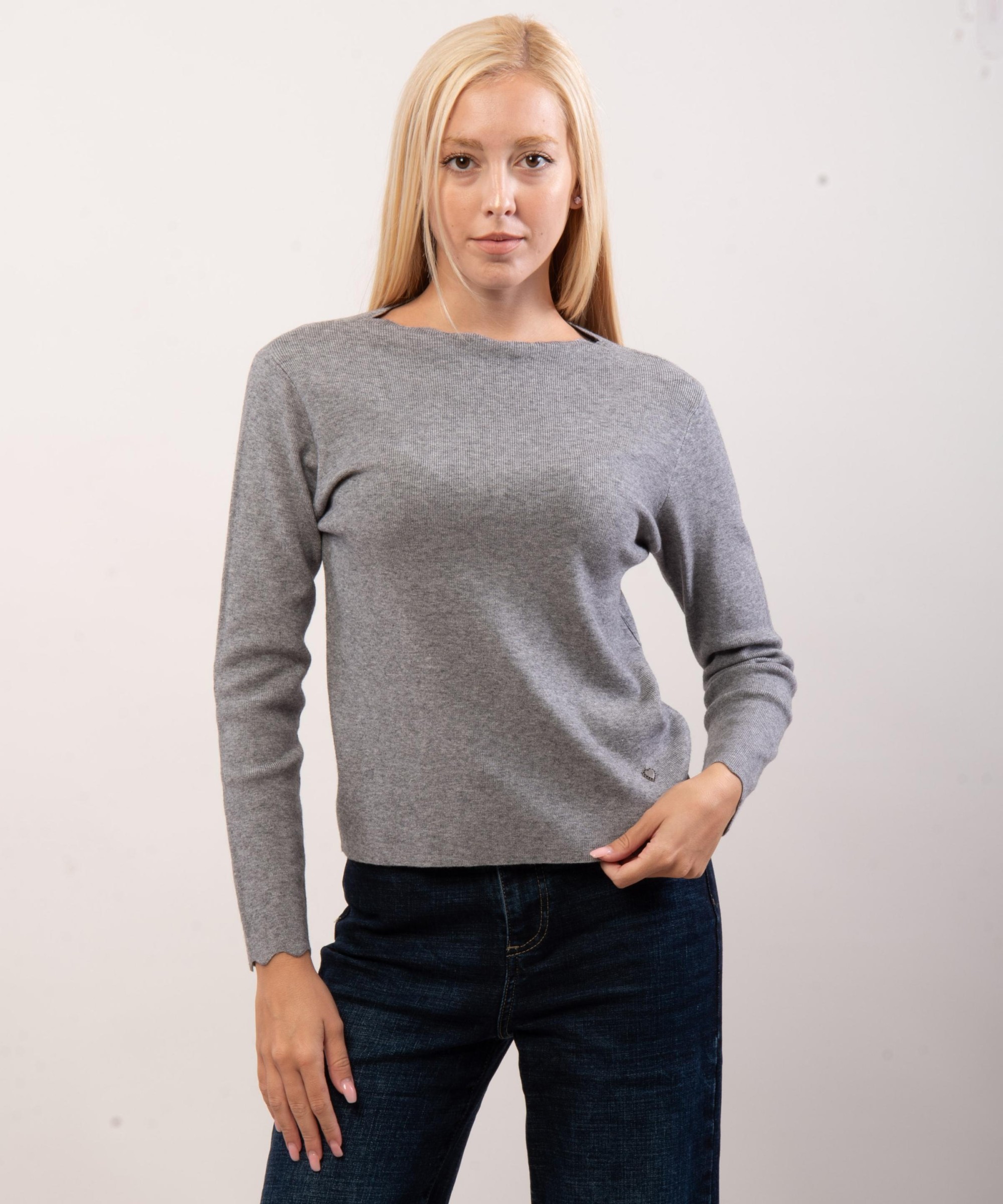 Maglione con collo e orlo delle maniche ondulate