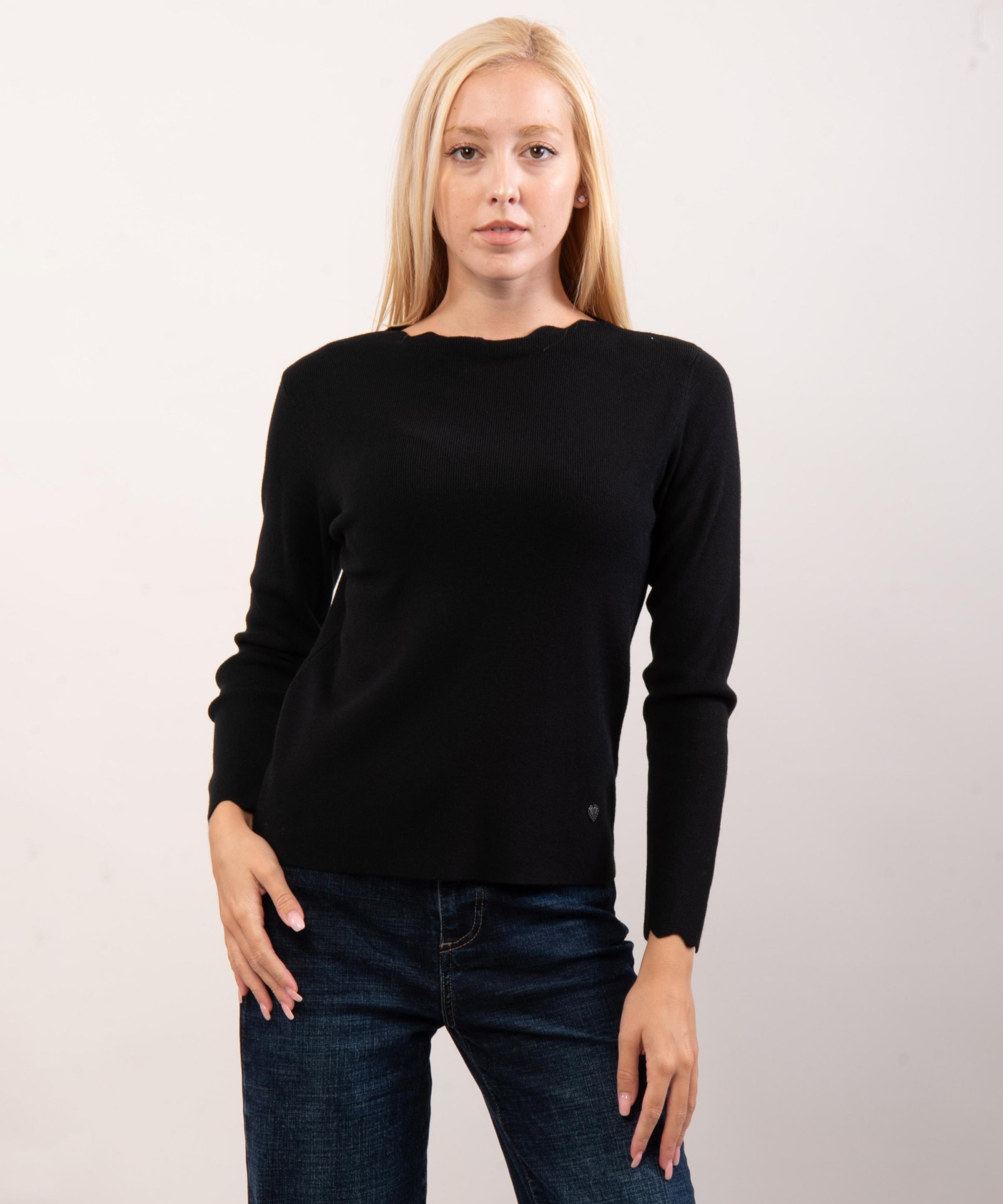 Maglione con collo e orlo delle maniche ondulate