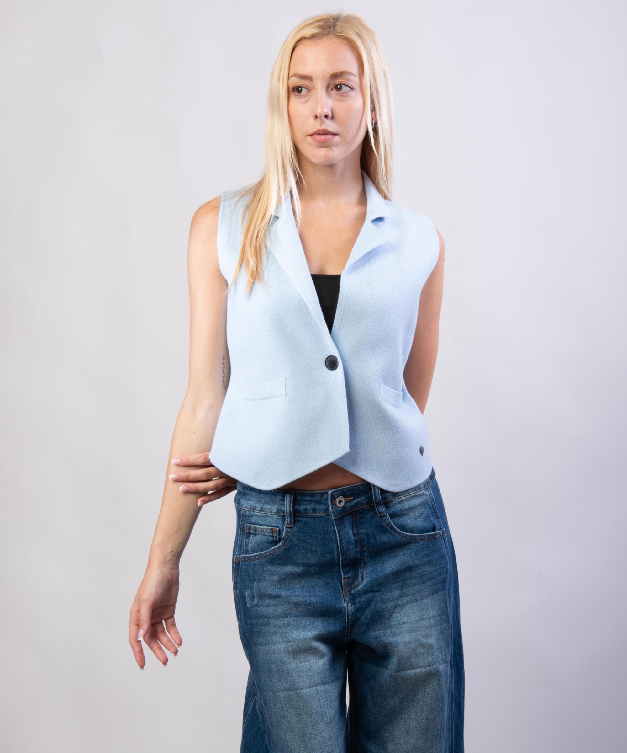 Gilet con bottone