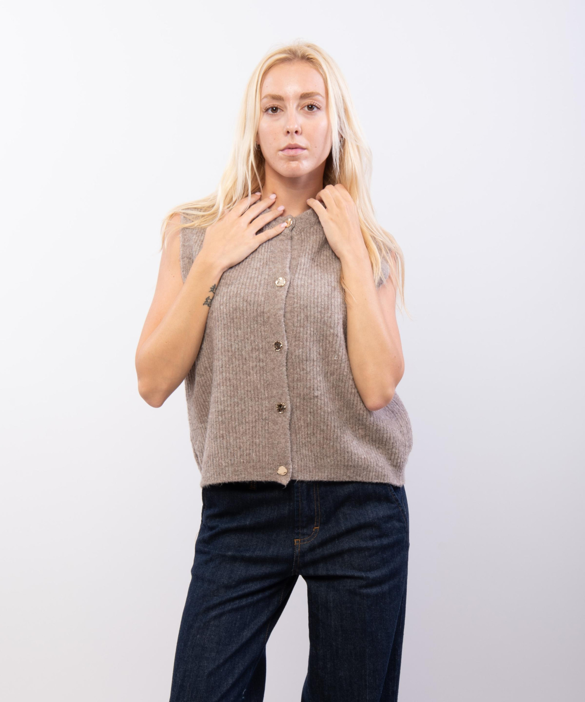 gilet aperto con bottoni