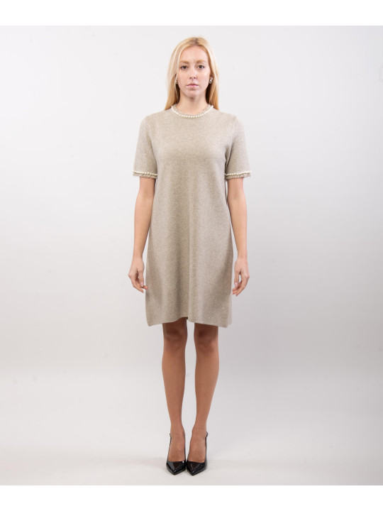 Abito in maglia a maniche corte con collo sfrangiato e perline