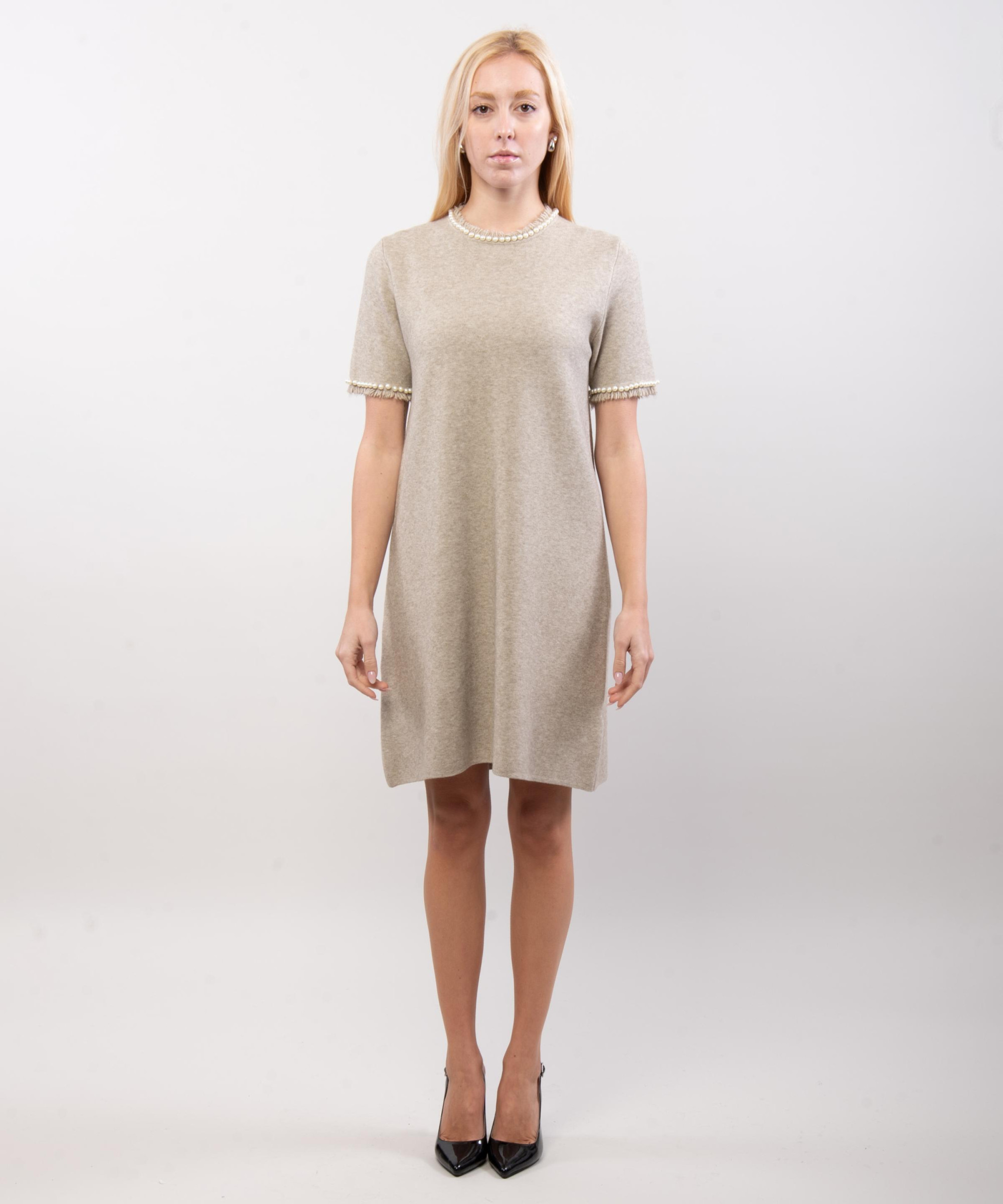 Abito in maglia a maniche corte con collo sfrangiato e perline