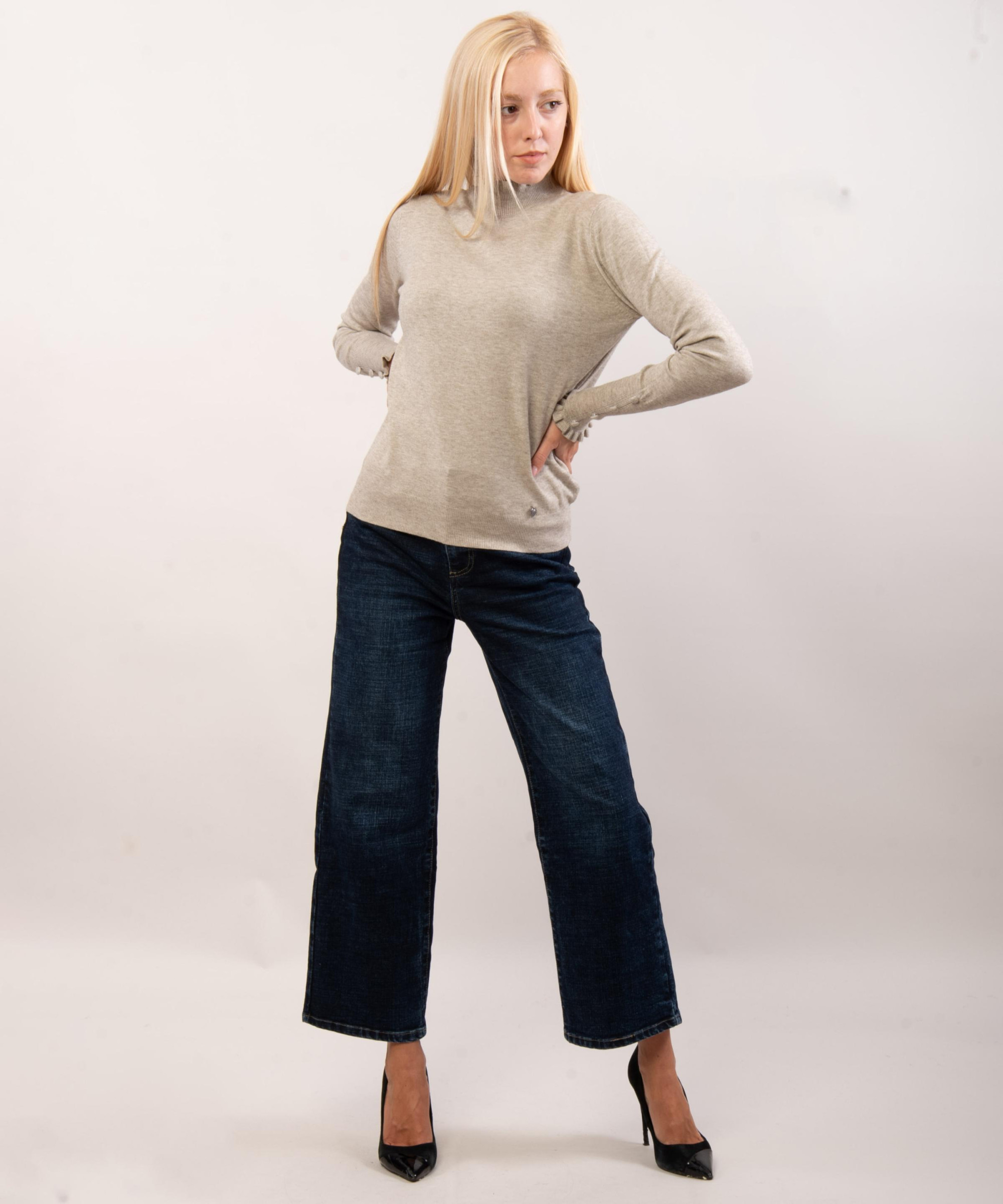 Maglione con collo e orlo a volant