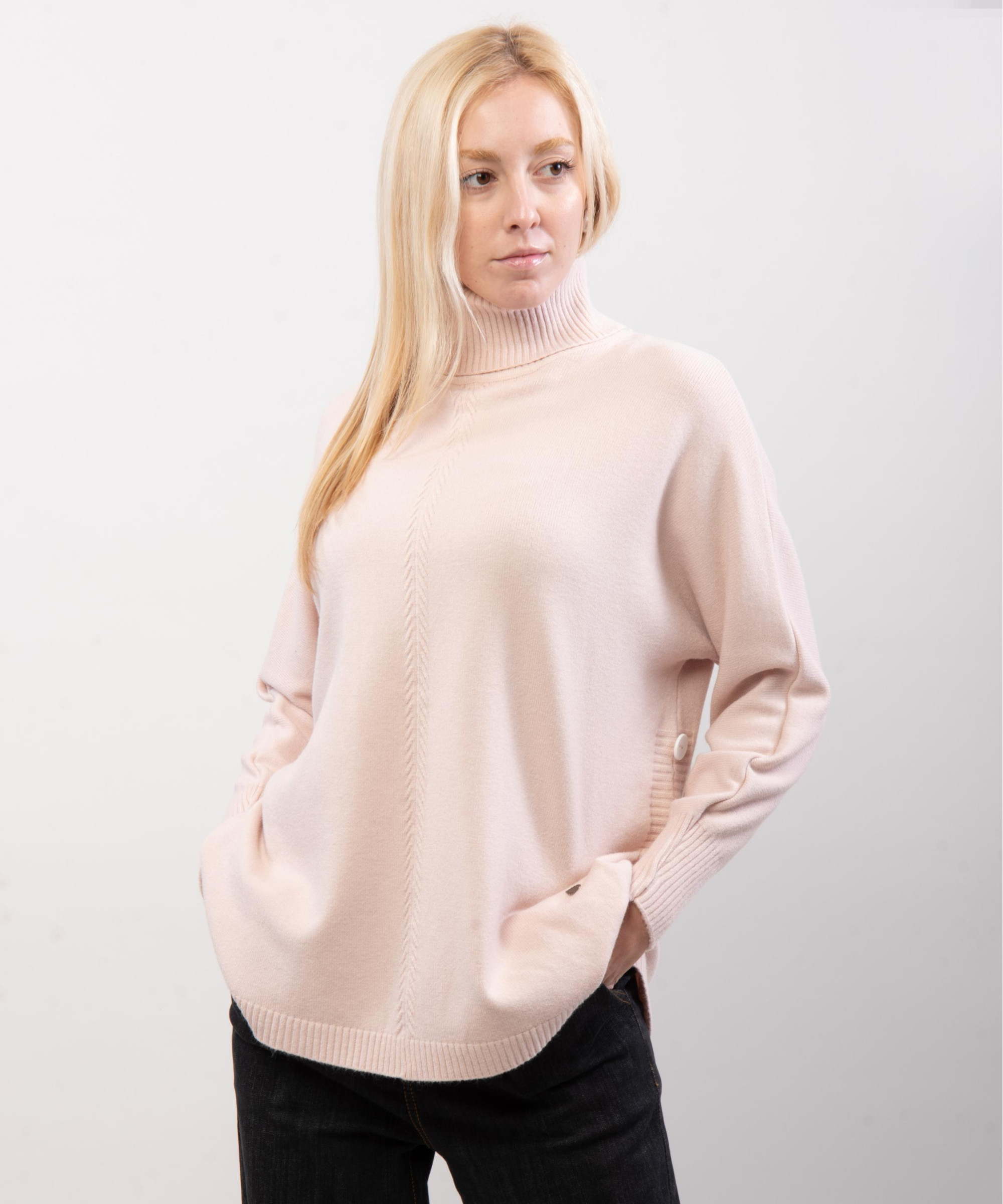 Maglione dolcevita bottoni laterali