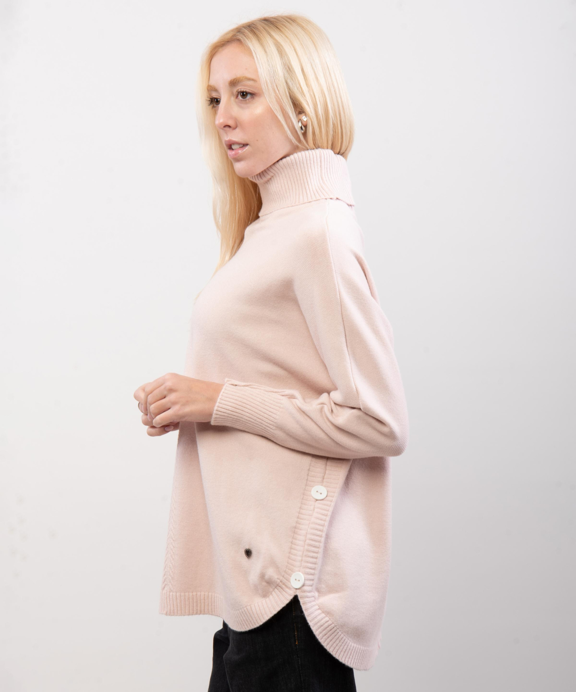 Maglione dolcevita bottoni laterali