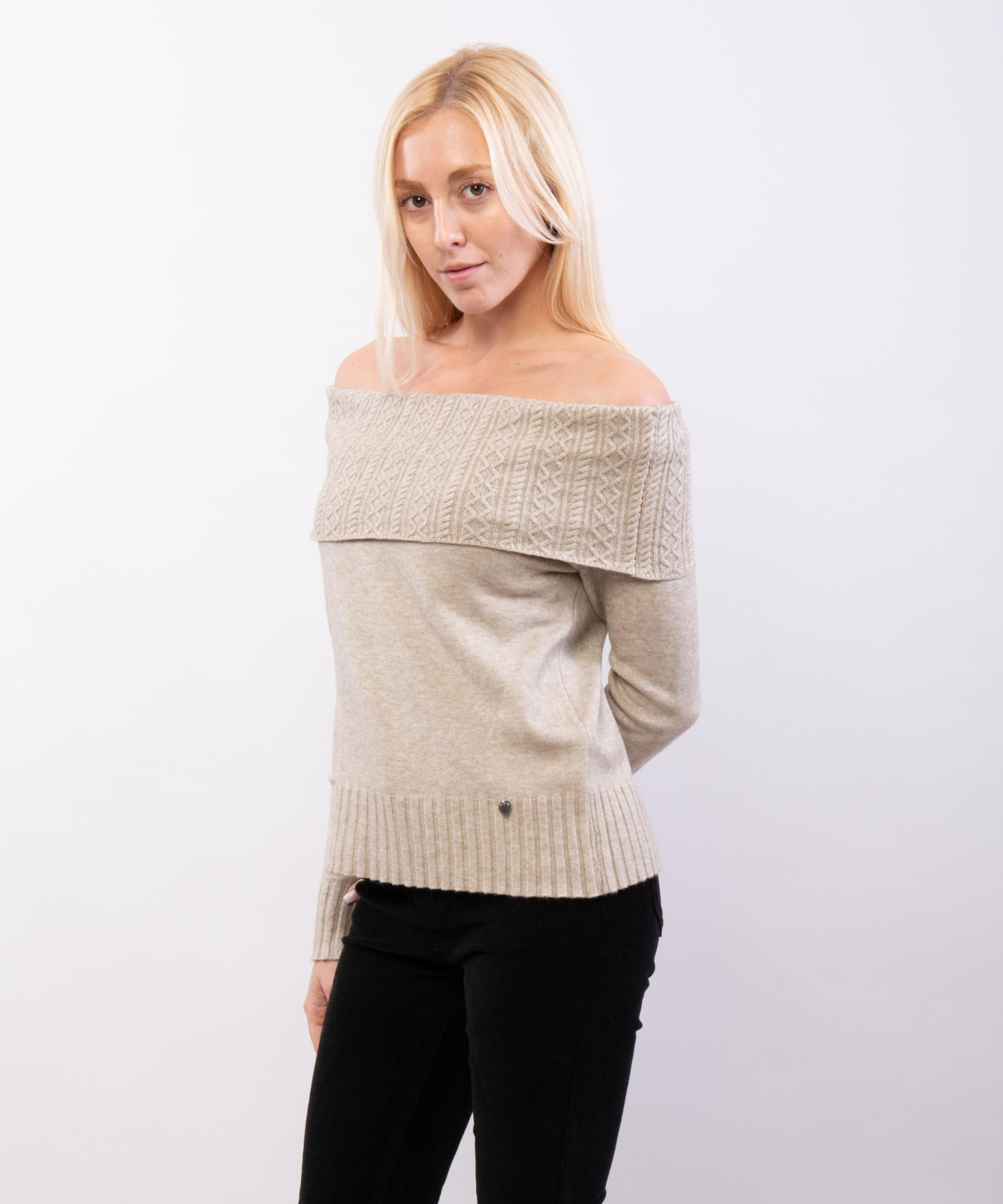 maglia con collo ricamato