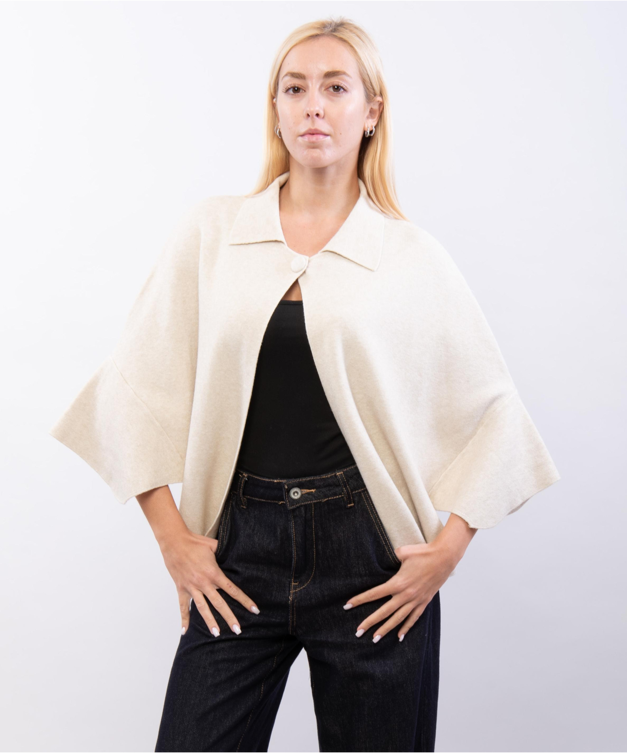 poncho in maglia con colletto