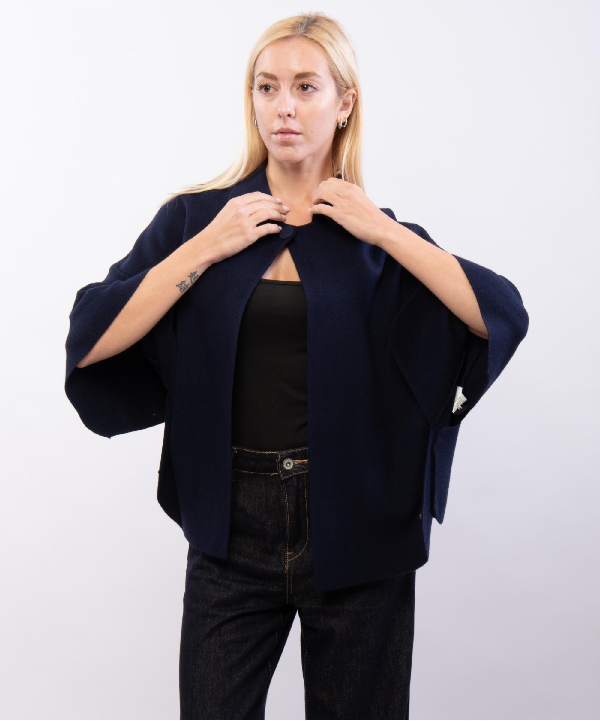 poncho in maglia con colletto