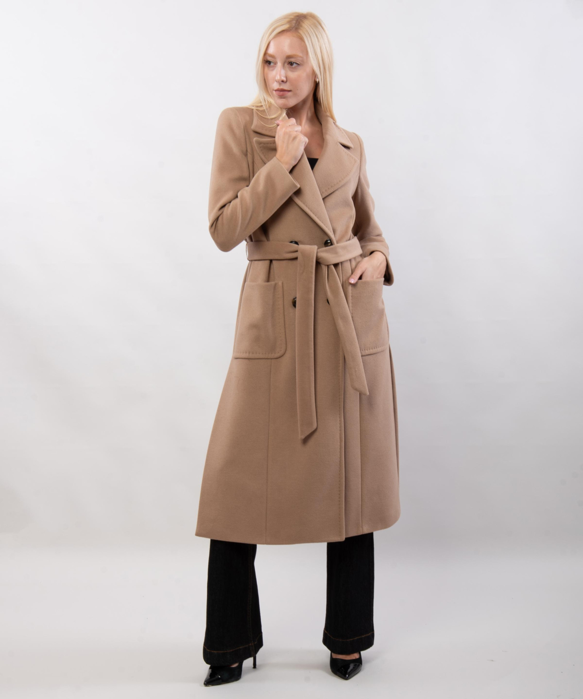 Cappotto con cintura e spacco laterale doppio petto