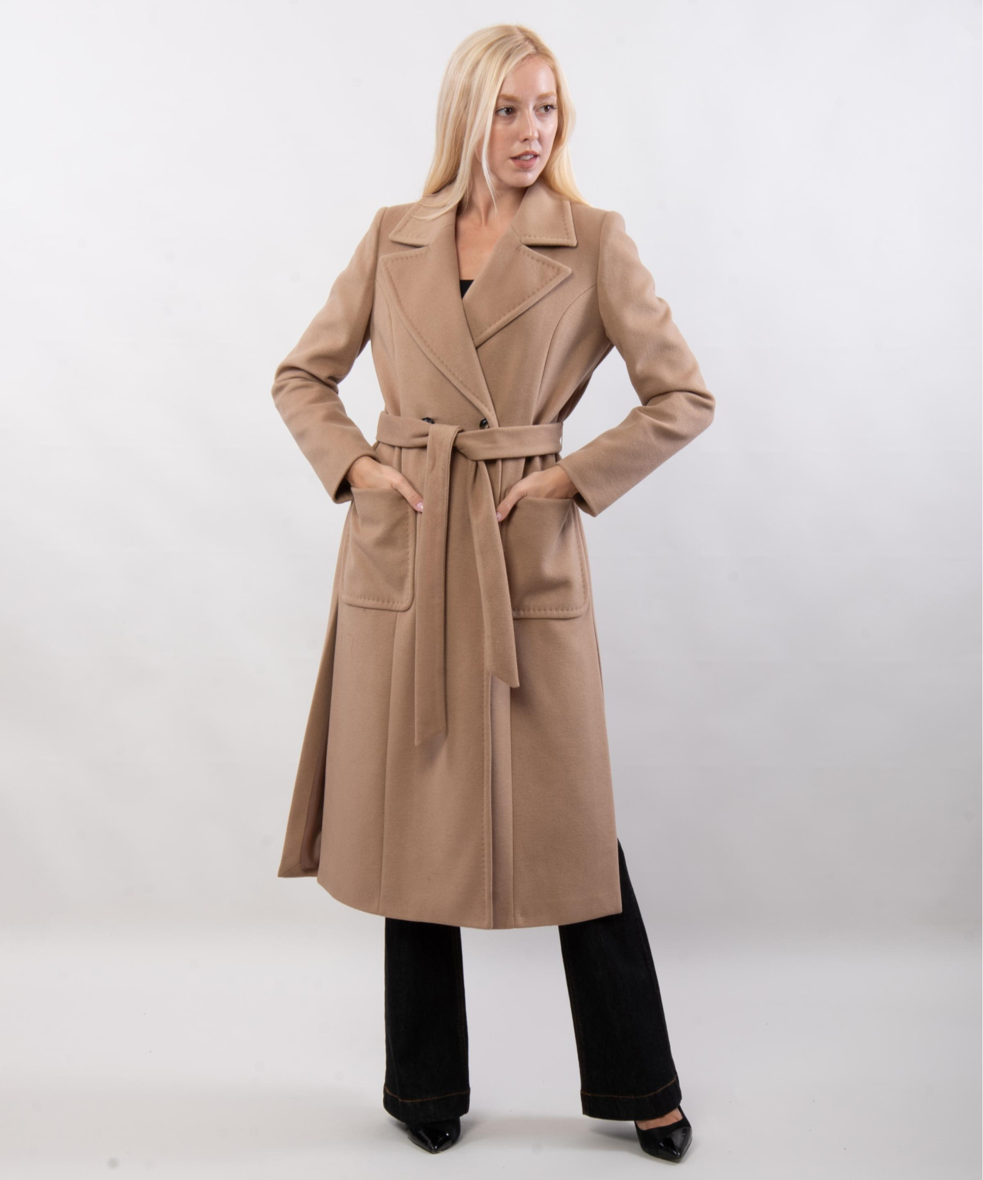 Cappotto con cintura e spacco laterale doppio petto