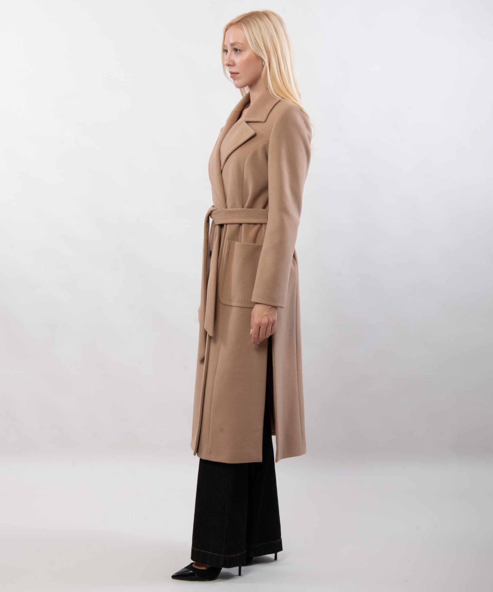 Cappotto con cintura e spacco laterale doppio petto