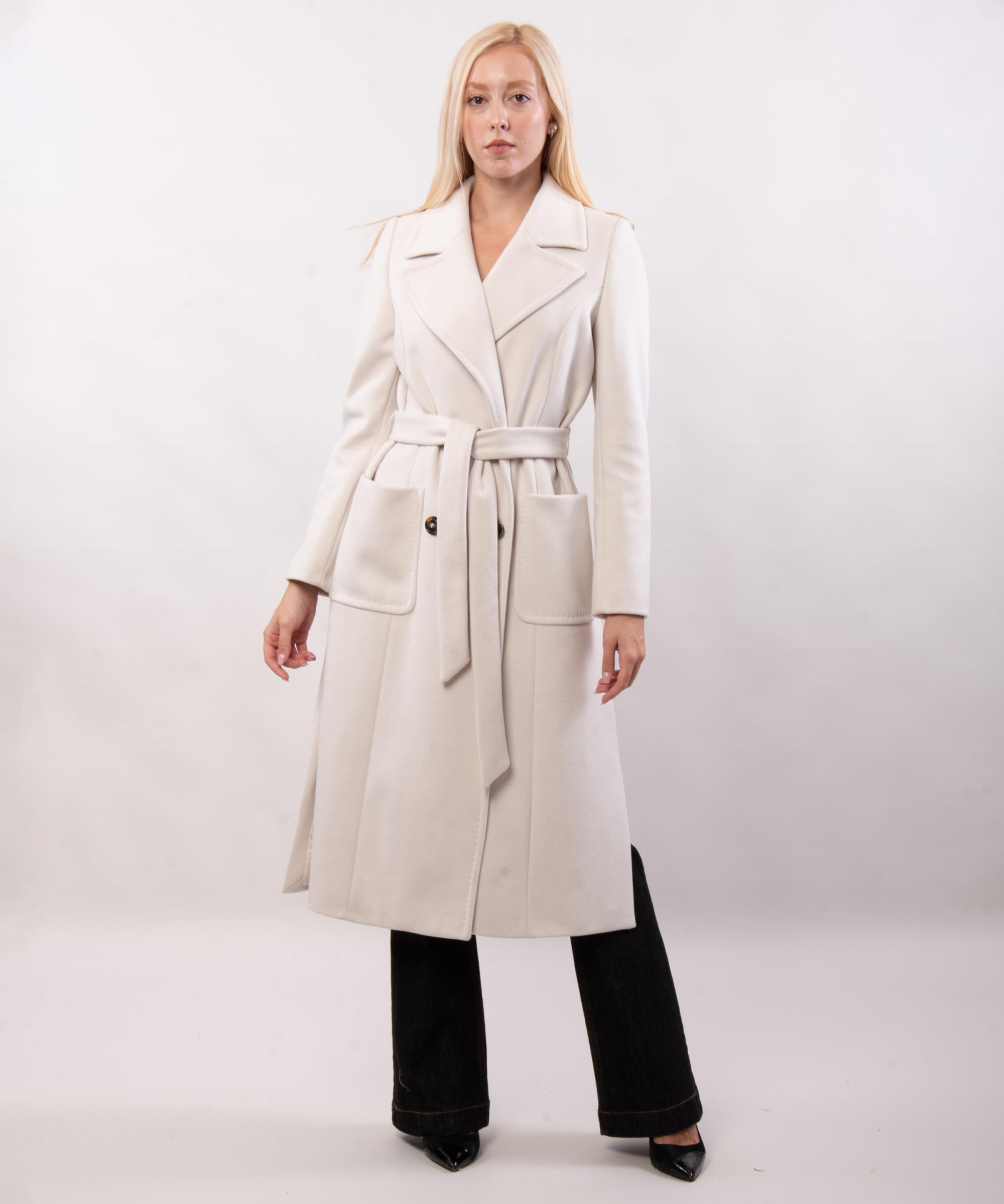 Cappotto con cintura e spacco laterale doppio petto