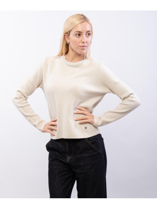 Maglieria con accessorio al collo