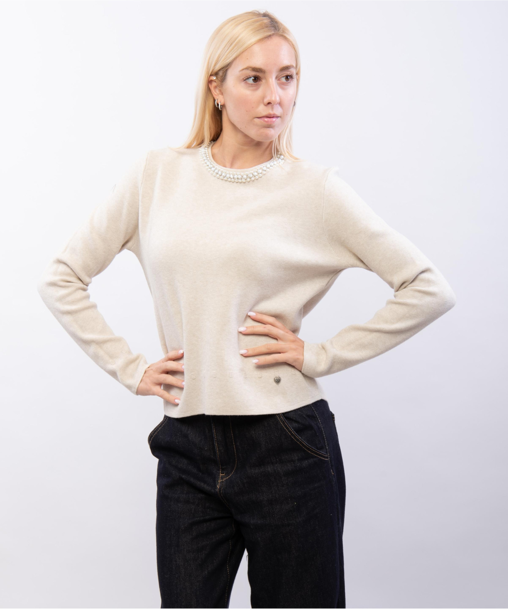 Maglieria con accessorio al collo