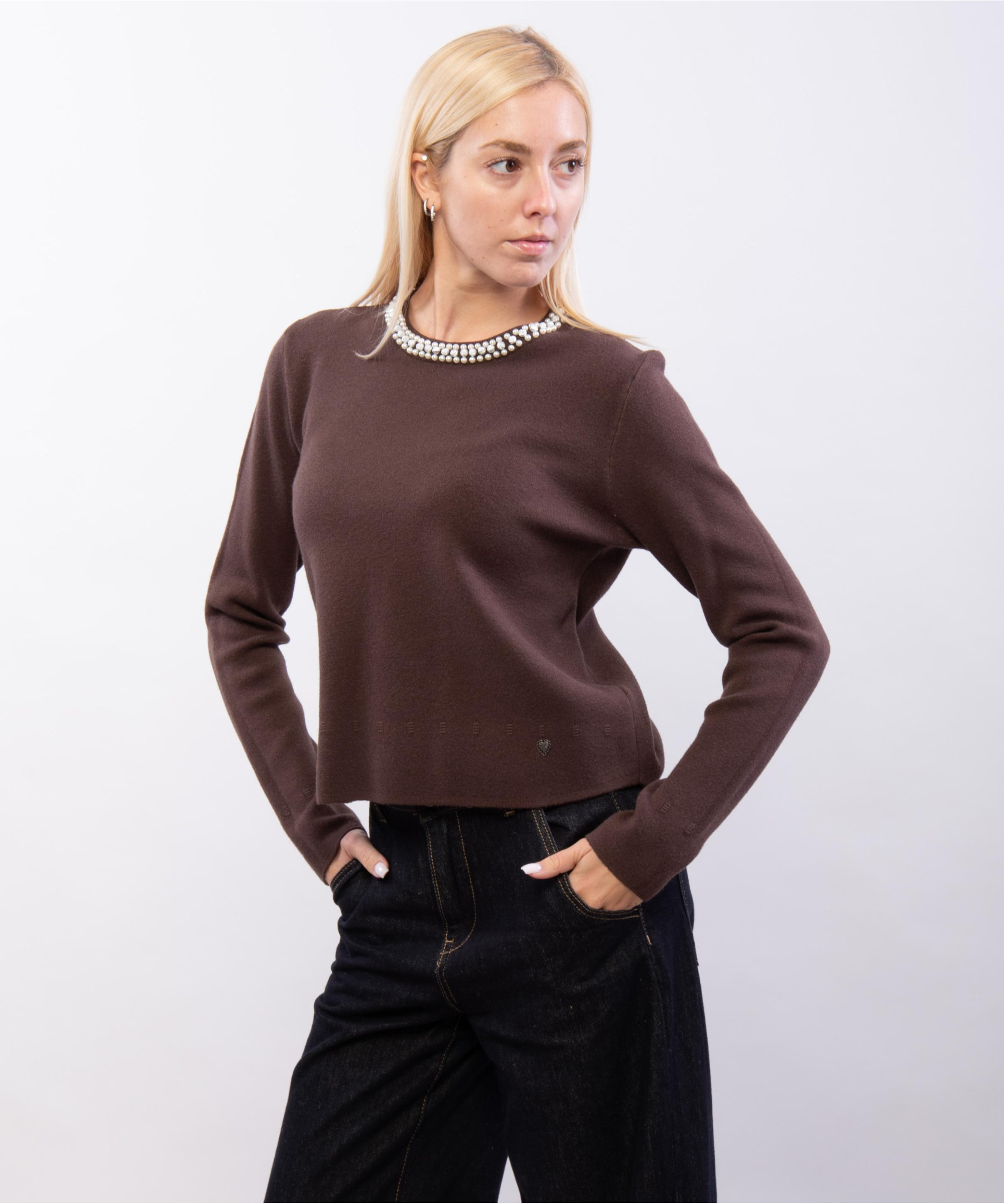Maglieria con accessorio al collo