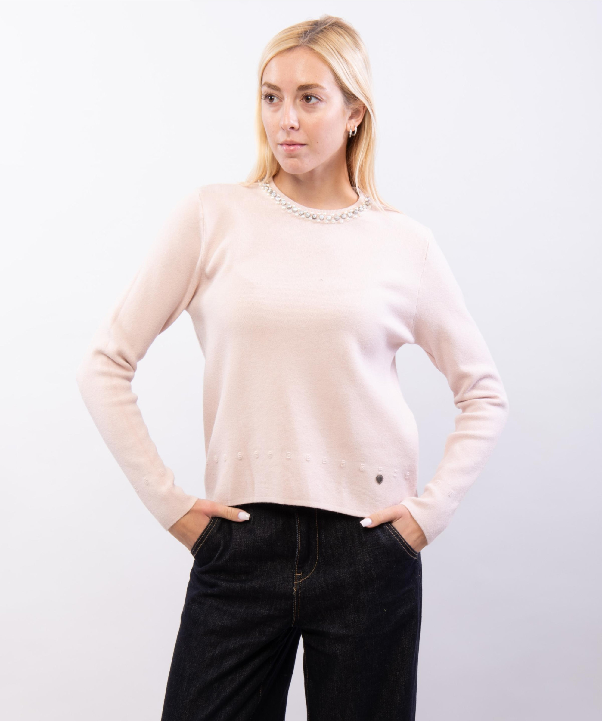 Maglieria con accessorio al collo