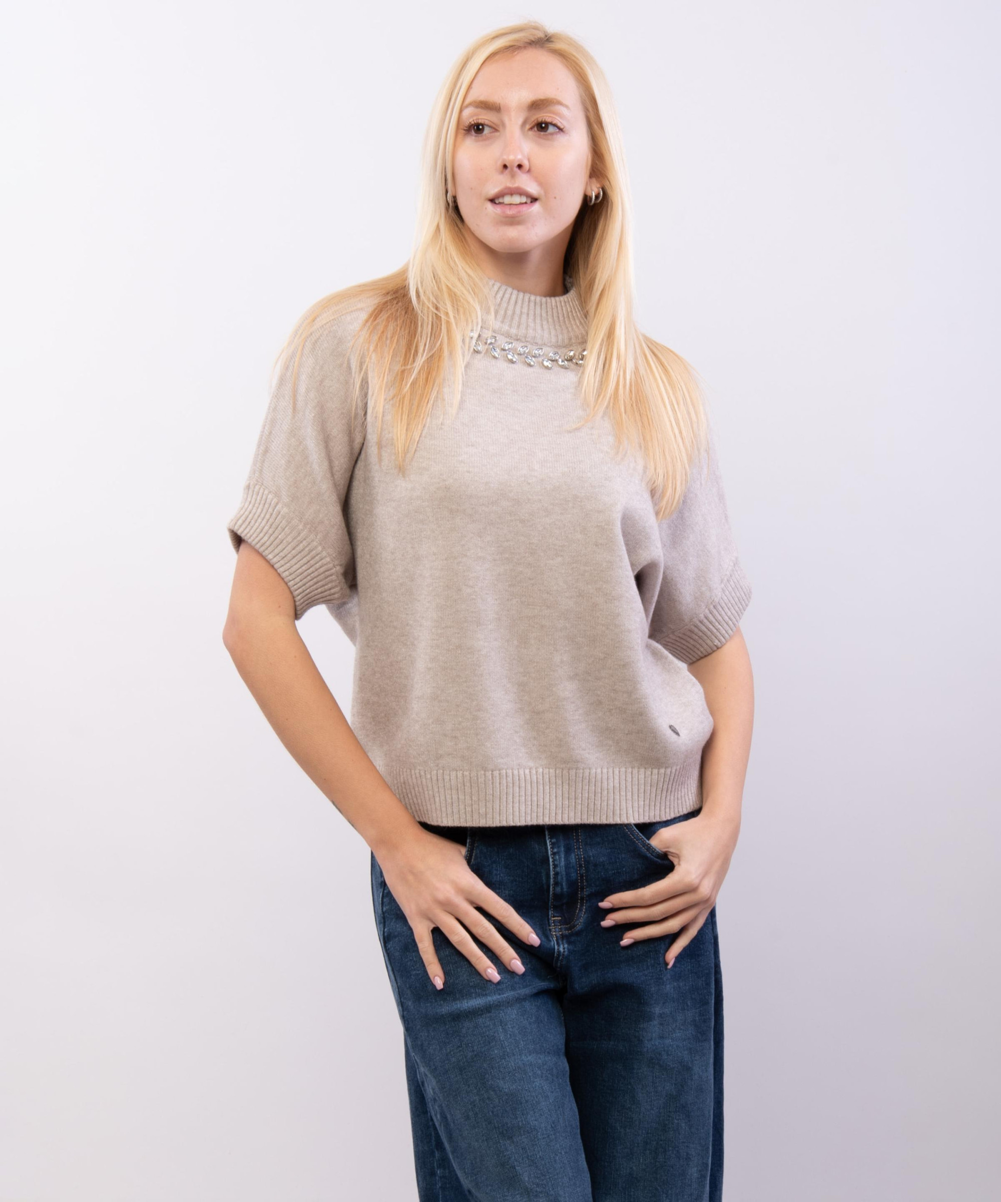 Maglia maniche corte con dettaglio brillanti al collo